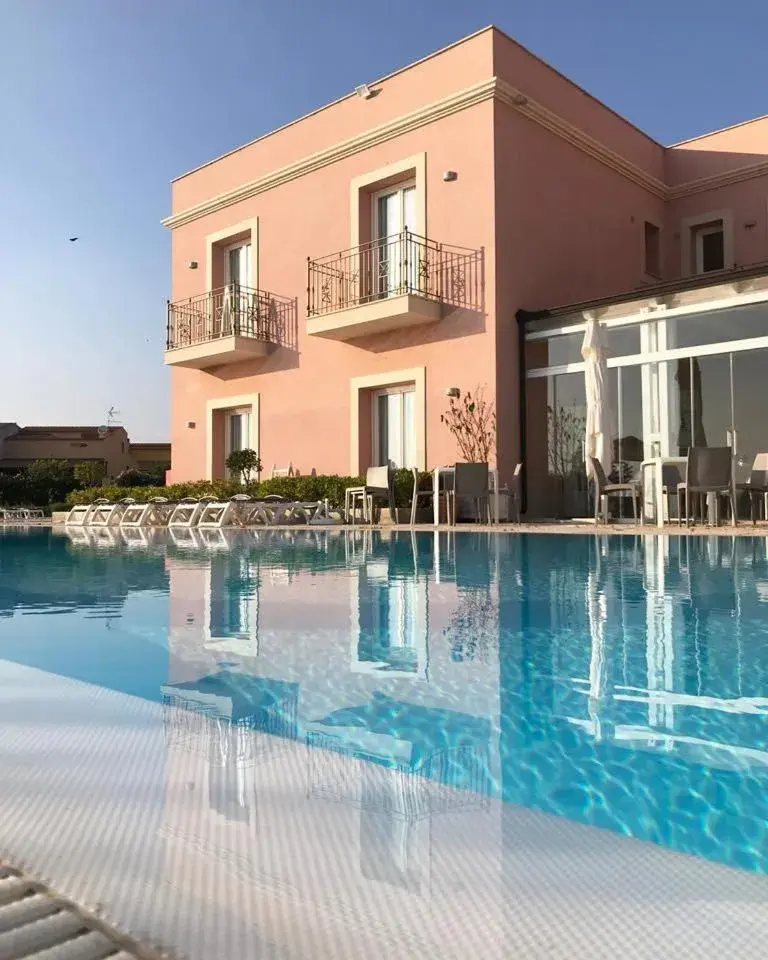 Facade/entrance, Swimming Pool in Hotel Danieli Pozzallo