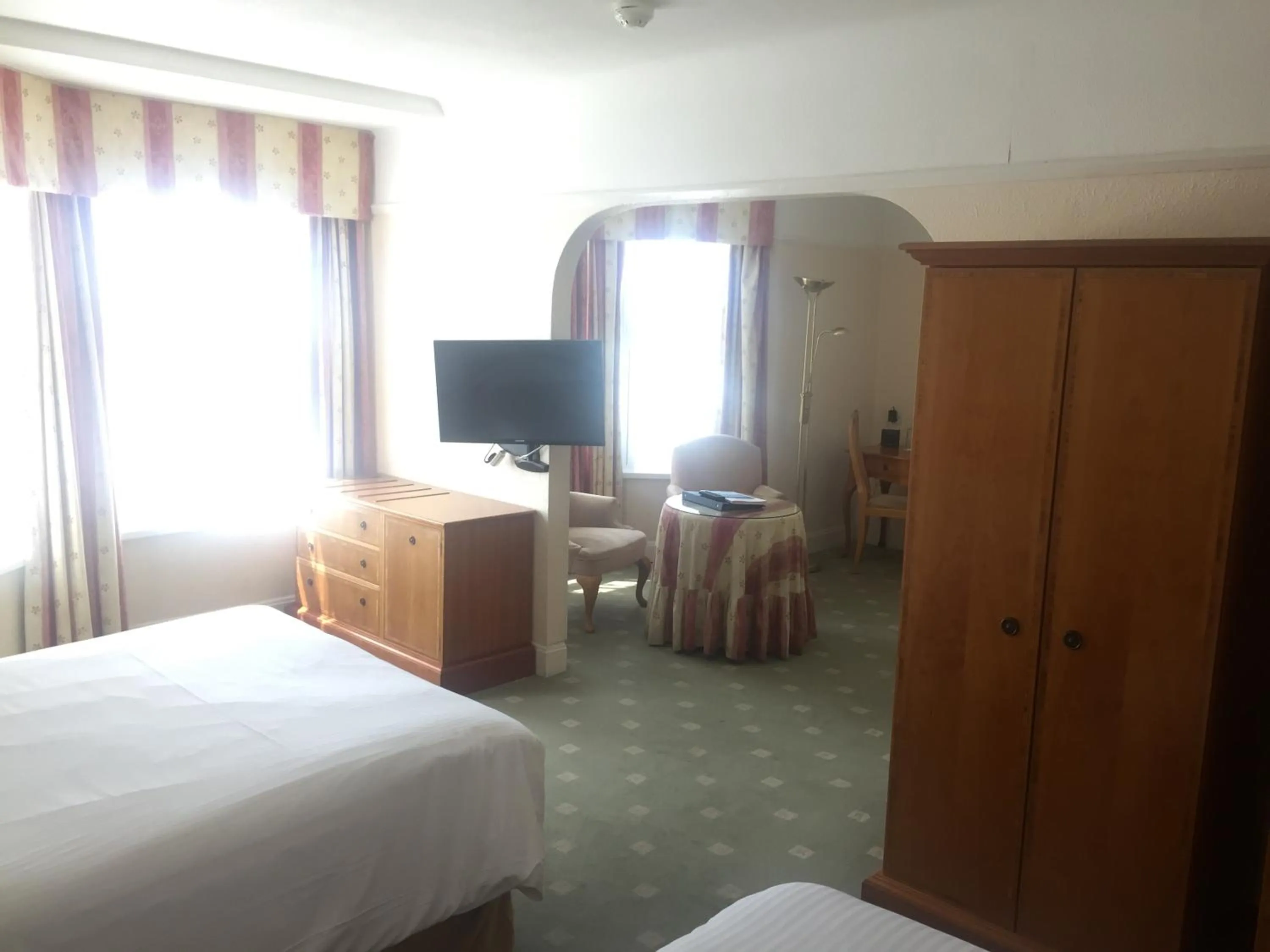Bed, TV/Entertainment Center in Best Western Hotel Bristol