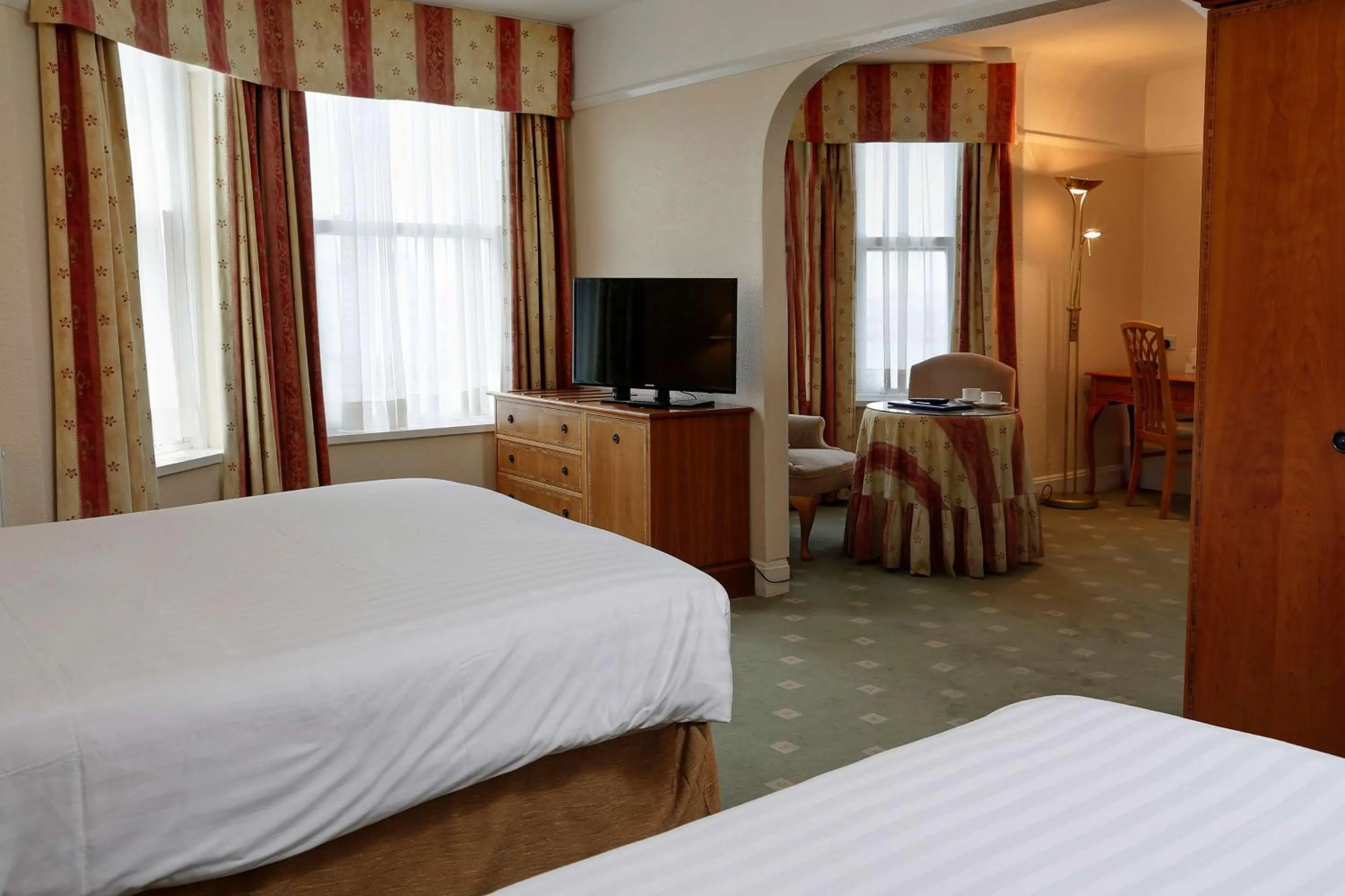 Bed, TV/Entertainment Center in Best Western Hotel Bristol