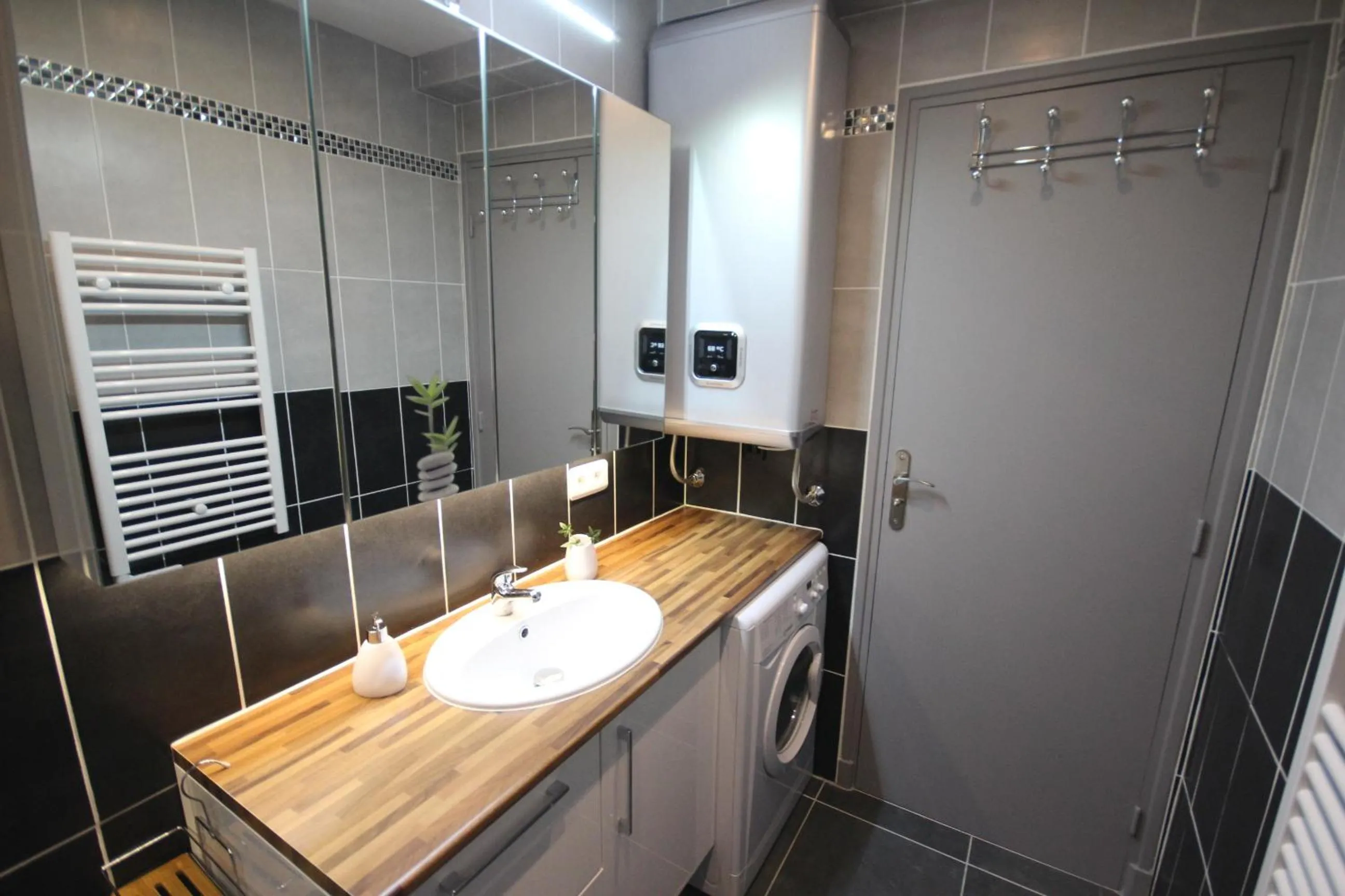 Shower in Close Palais - Calm - Brand New