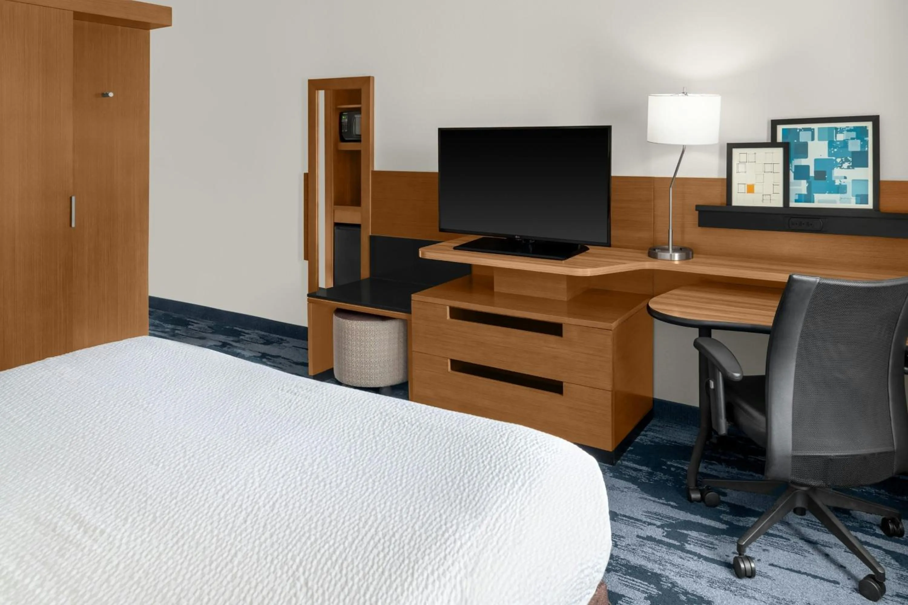 Photo of the whole room, Bed in Fairfield Inn & Suites by Marriott Atlanta Acworth