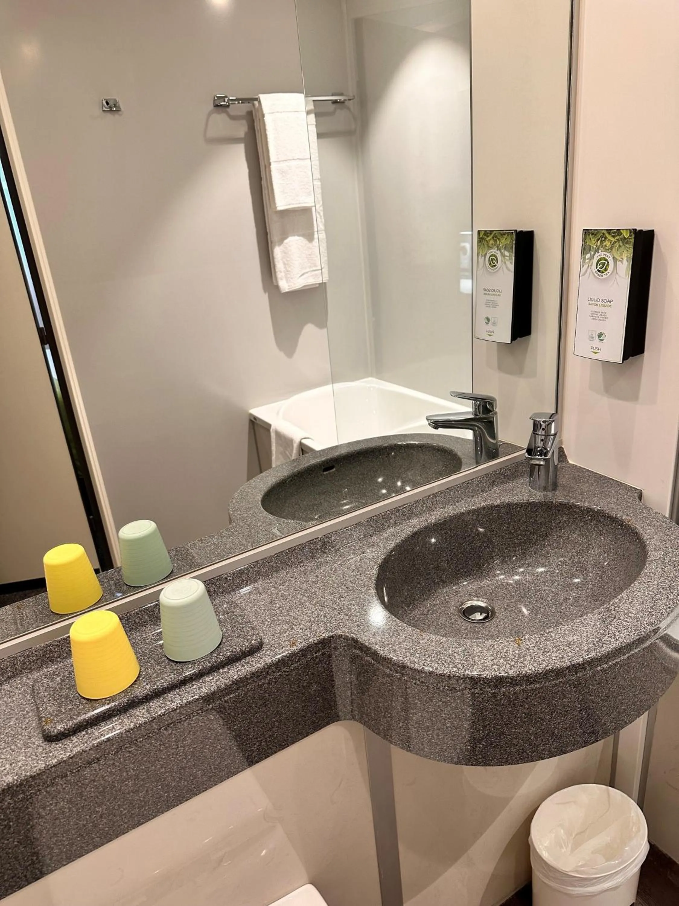 Bathroom in Hôtel Kyriad Rennes Centre Gare