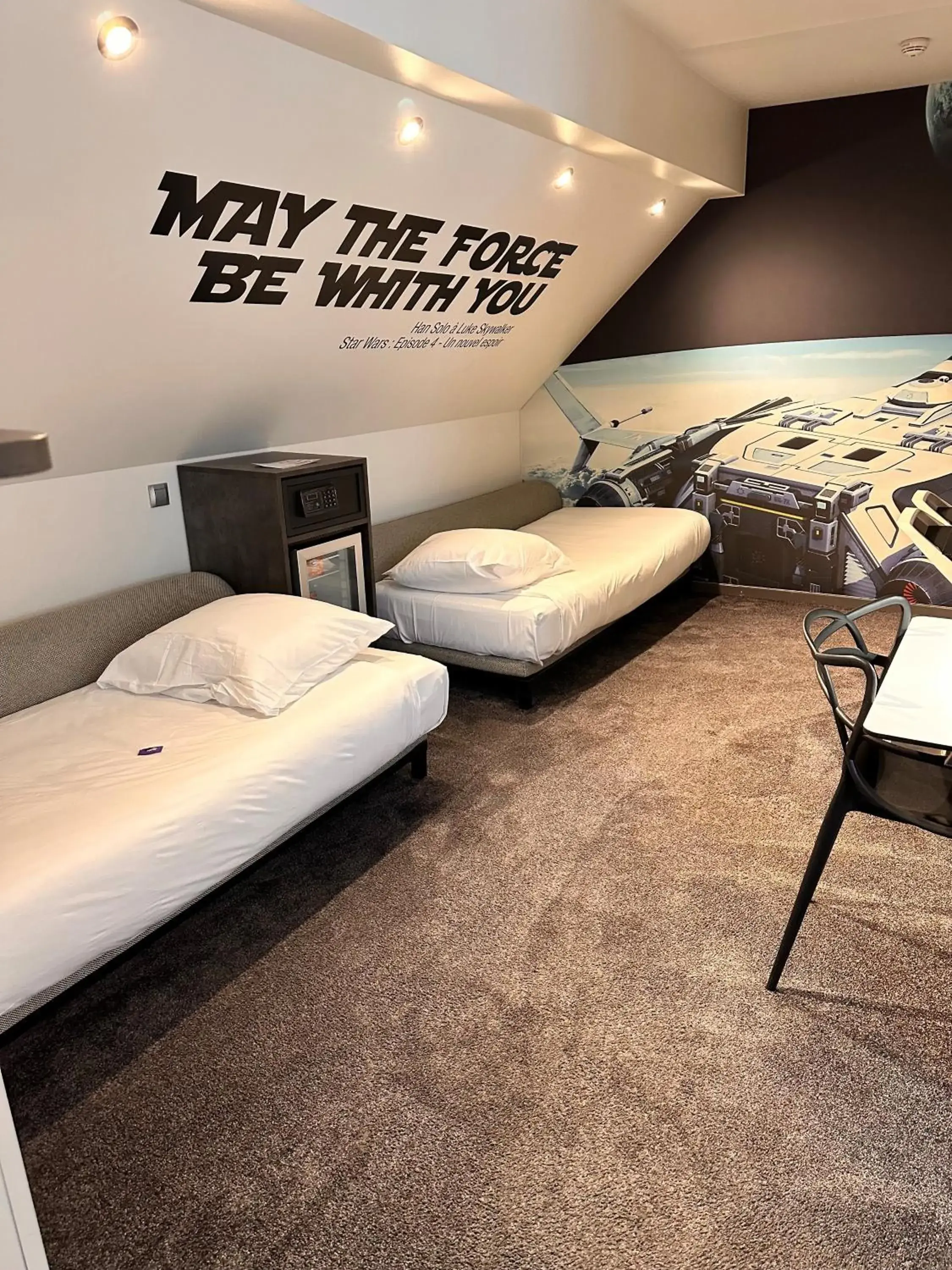 1 Double Bed 2 Single Beds in Hôtel Kyriad Rennes Centre Gare 1 Double Bed 2 Single Beds in Hôtel Kyriad Rennes Centre Gare