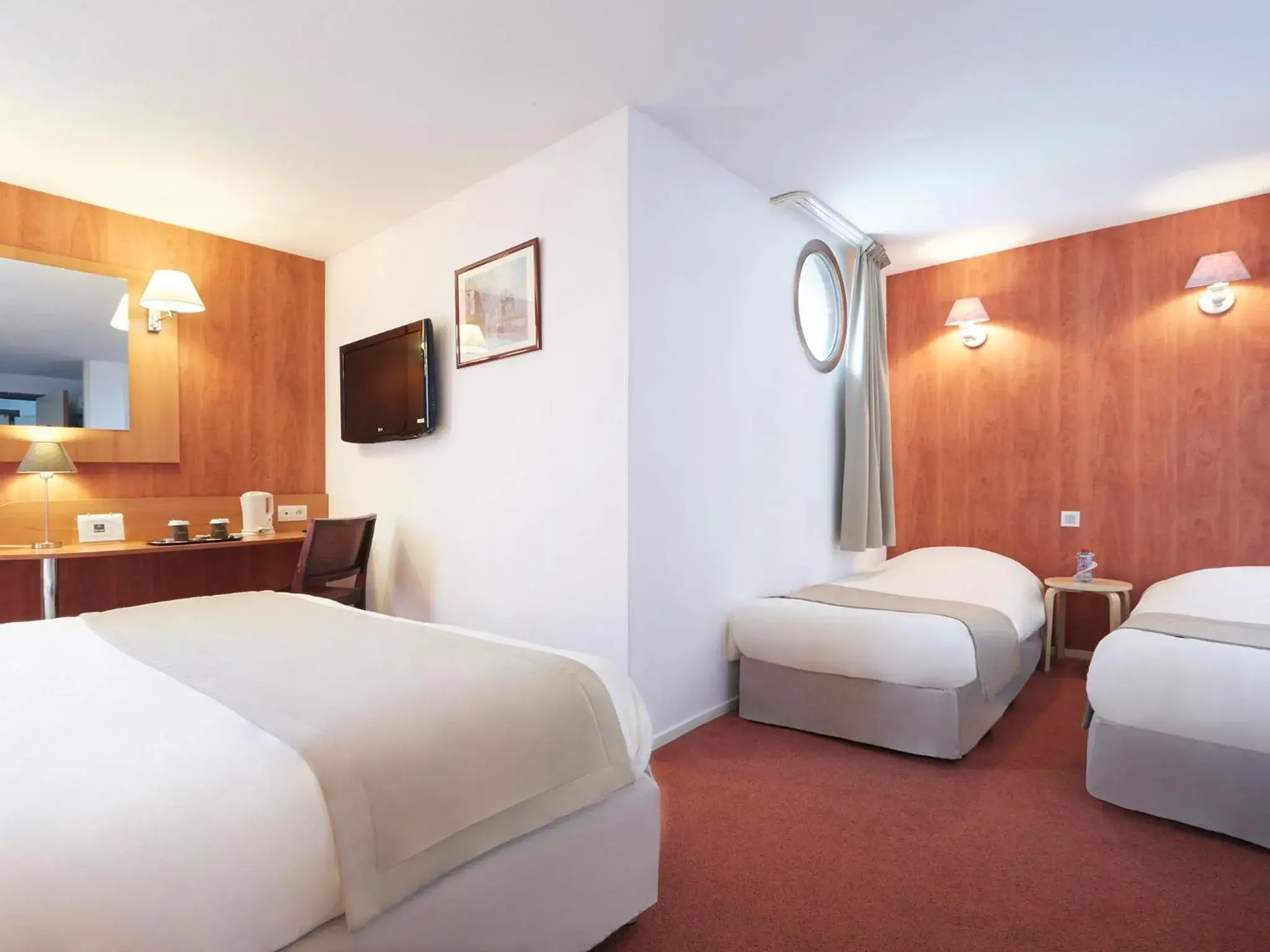 Coffee/tea facilities, Bed in Kyriad Caen Sud Coffee/tea facilities, Bed in Kyriad Caen Sud