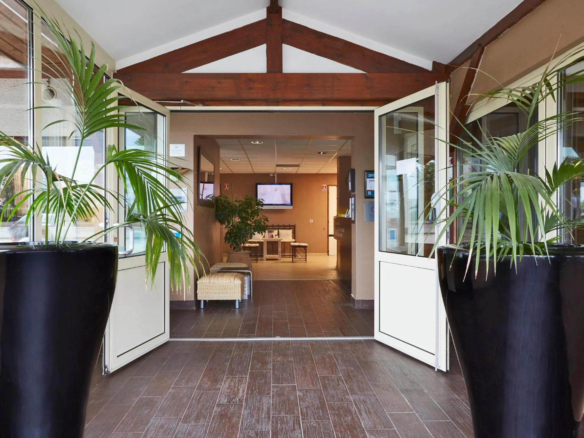 Lobby or reception in Kyriad Caen Sud