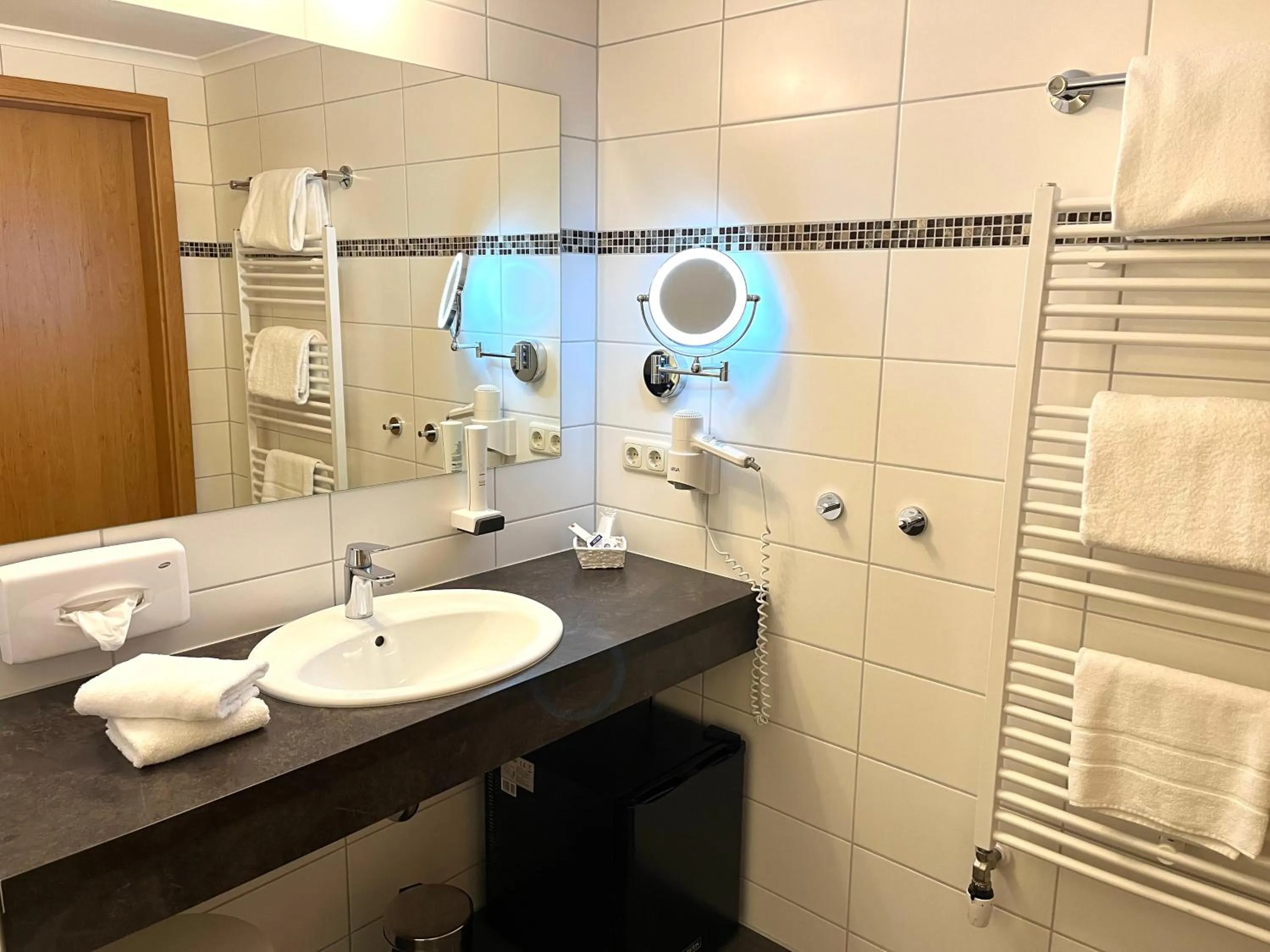 Bathroom in Hotel Post - regionales großes Frühstücksbuffet - auch GF & LF