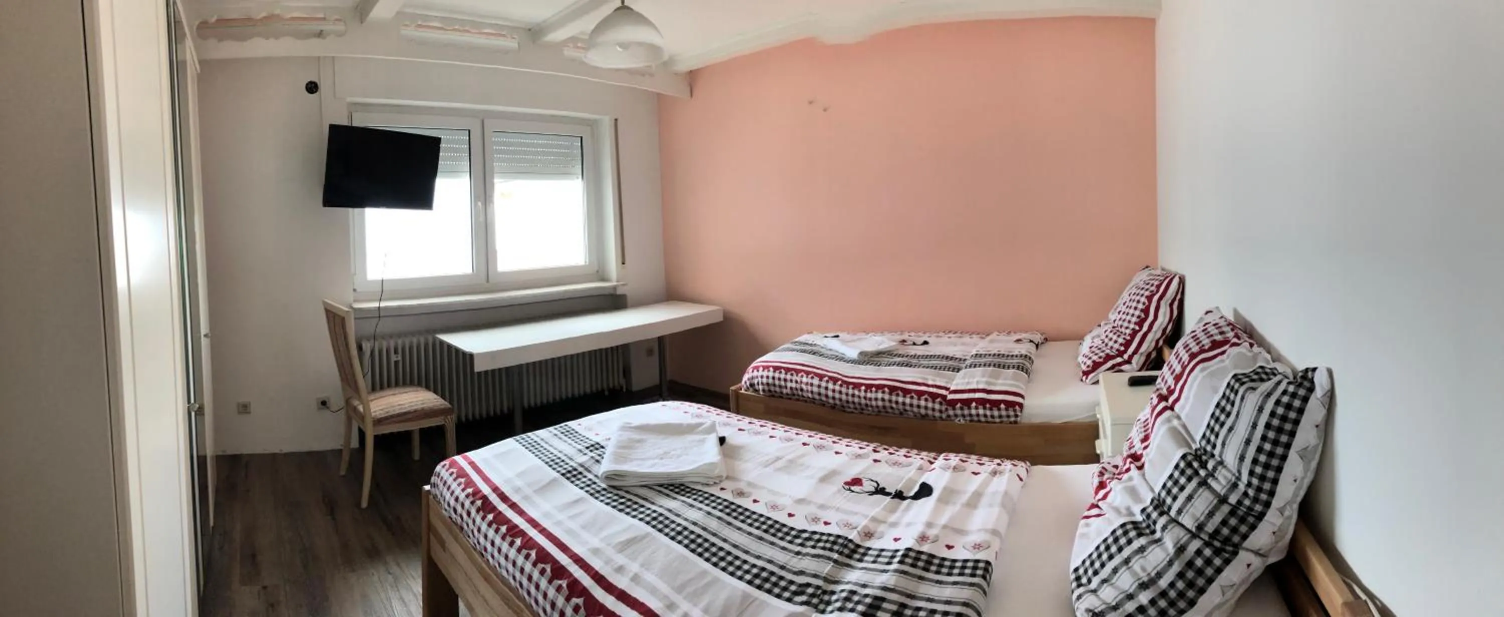 Photo of the whole room, Bed in Die Werkstatt
