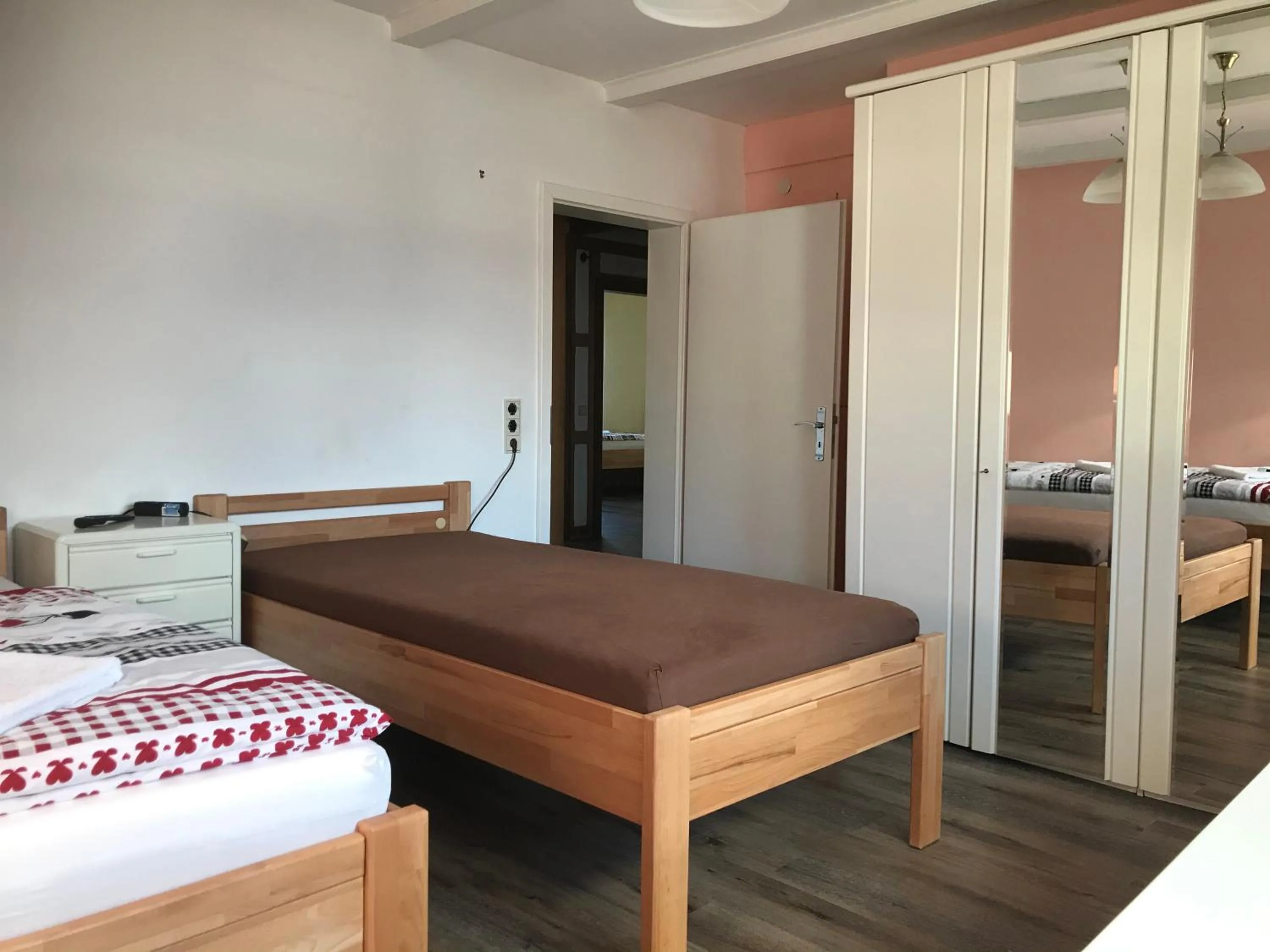 Photo of the whole room, Bed in Die Werkstatt