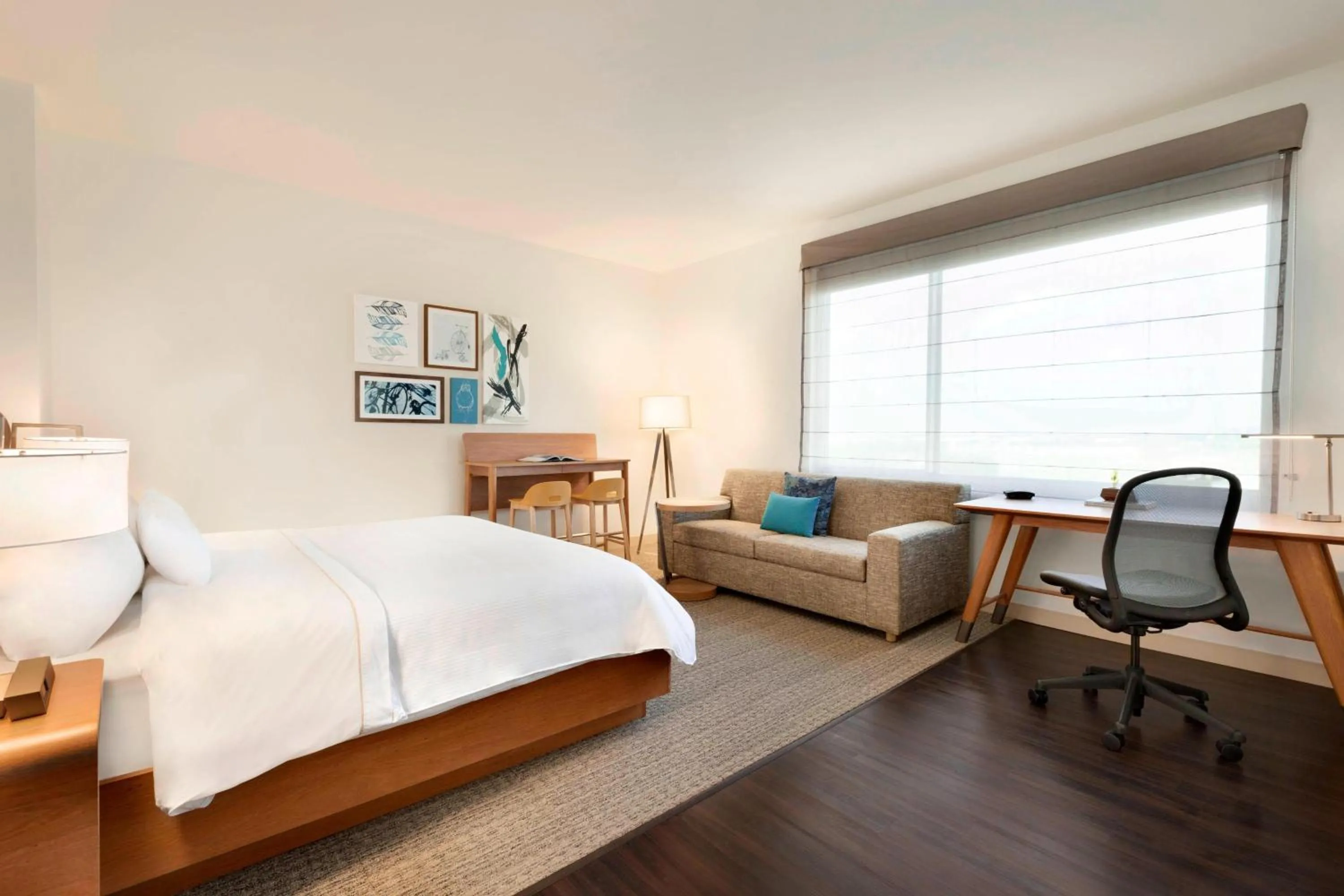 Photo of the whole room, Bed in Element Dallas Love Field