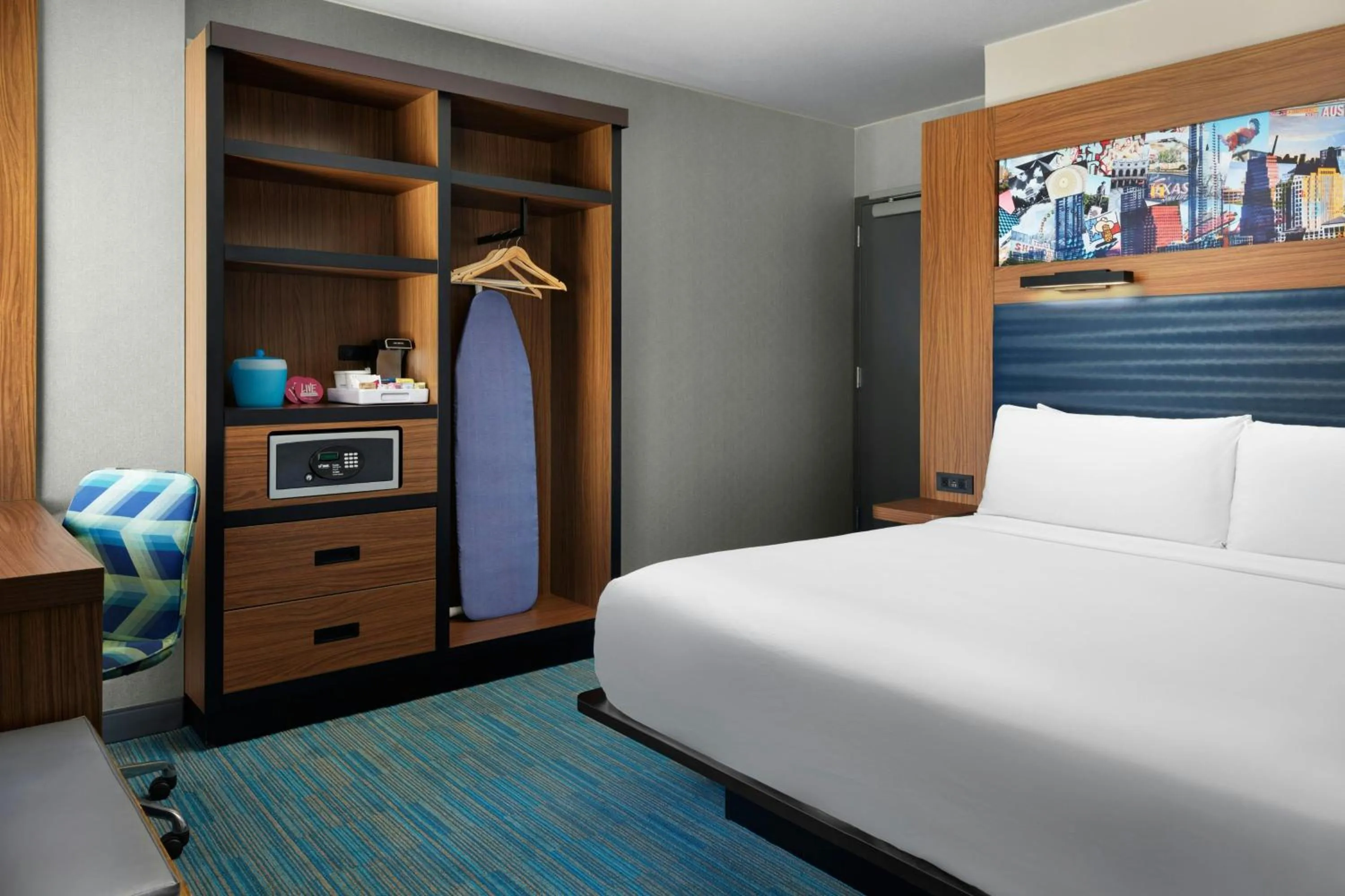 Photo of the whole room, Bed in Aloft Austin Downtown