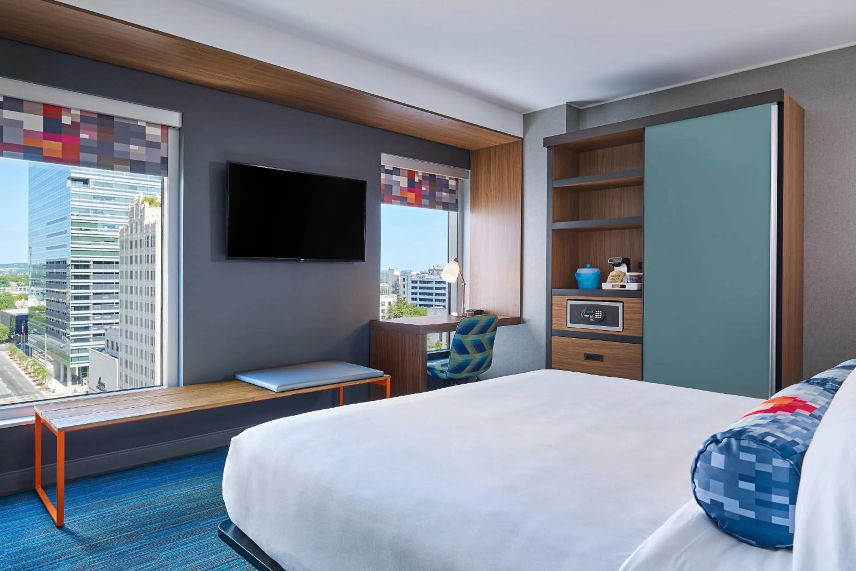 Photo of the whole room, Bed in Aloft Austin Downtown