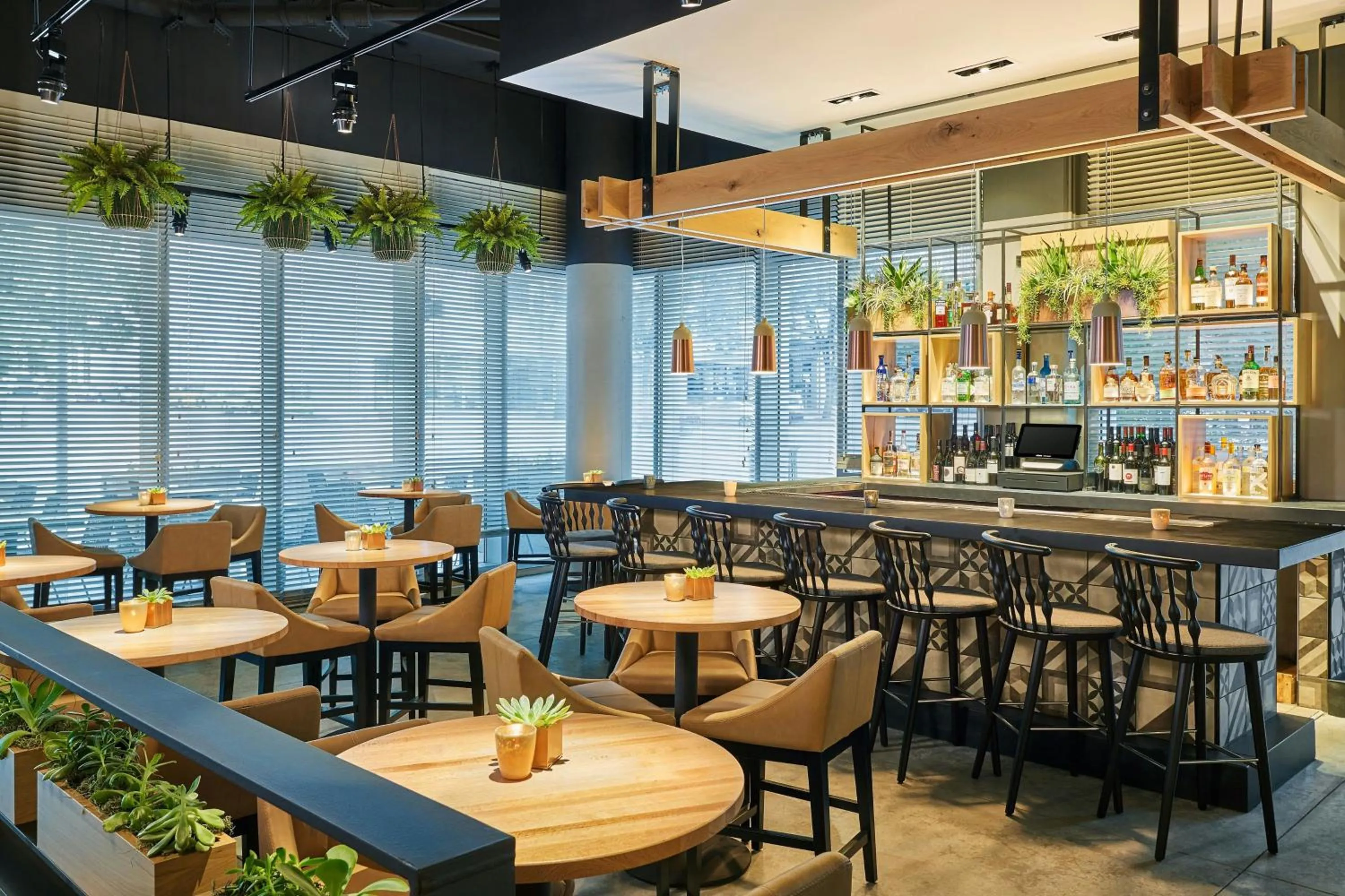 Lounge or bar in Aloft Austin Downtown