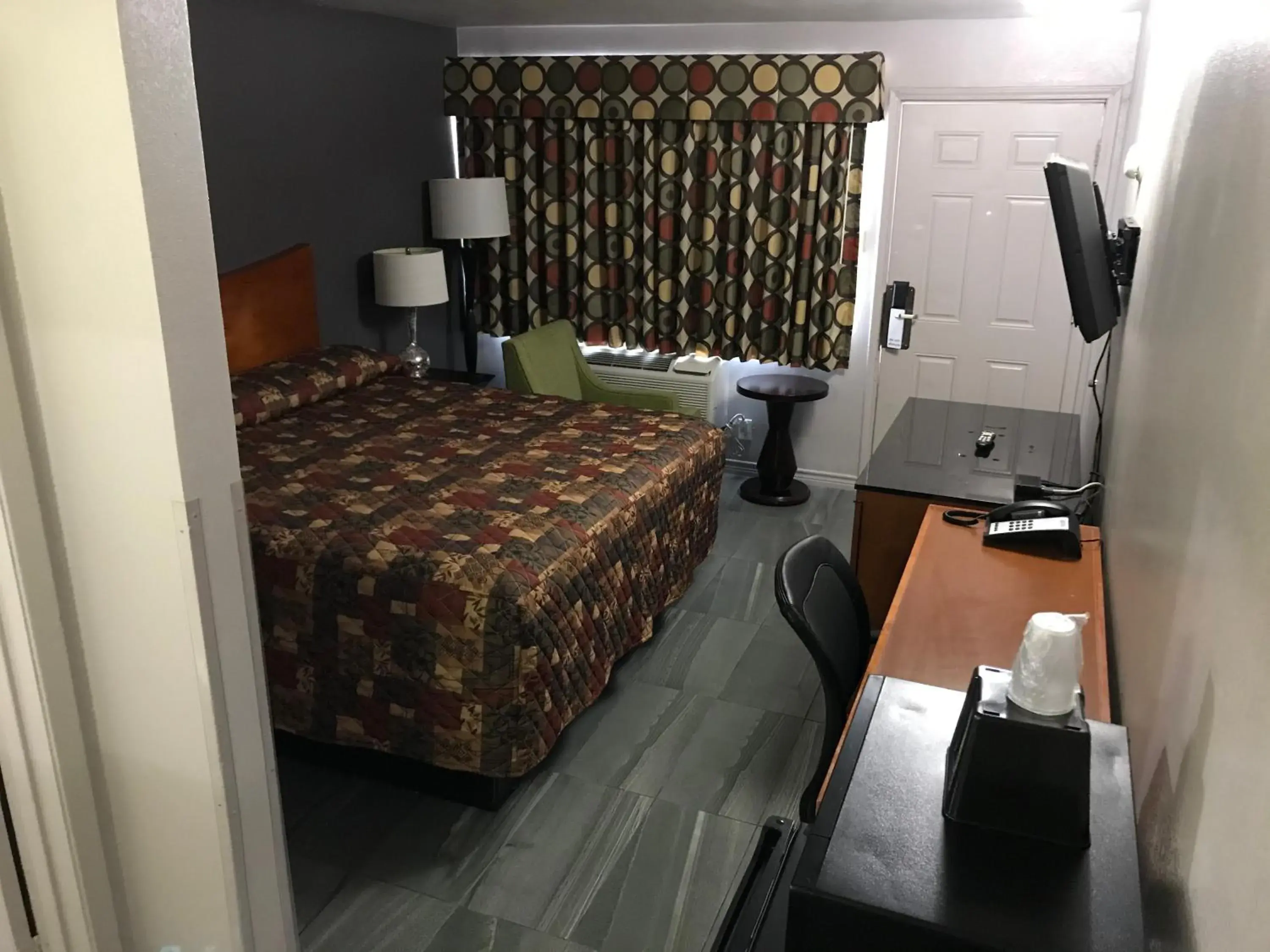 Bed in Budget Inn & Suites