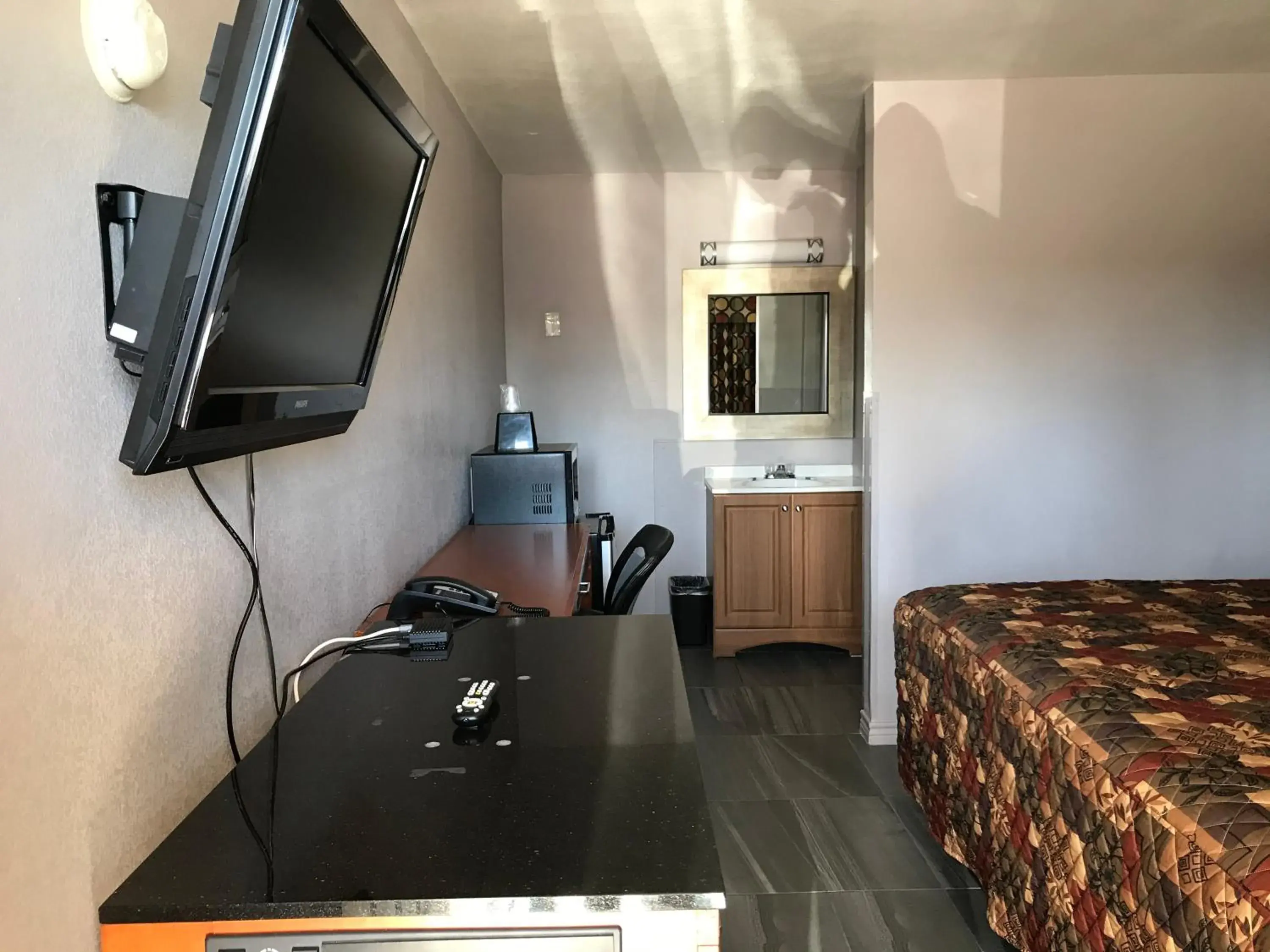 TV and multimedia, TV/Entertainment Center in Budget Inn & Suites