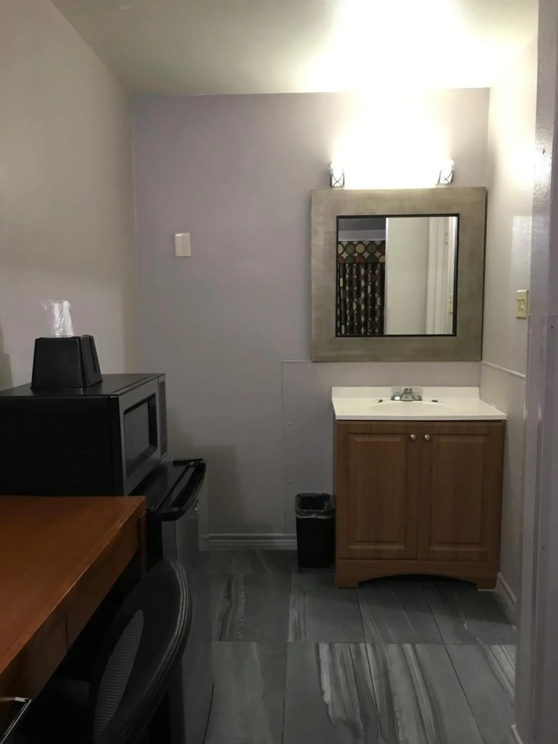 Bathroom, TV/Entertainment Center in Budget Inn & Suites