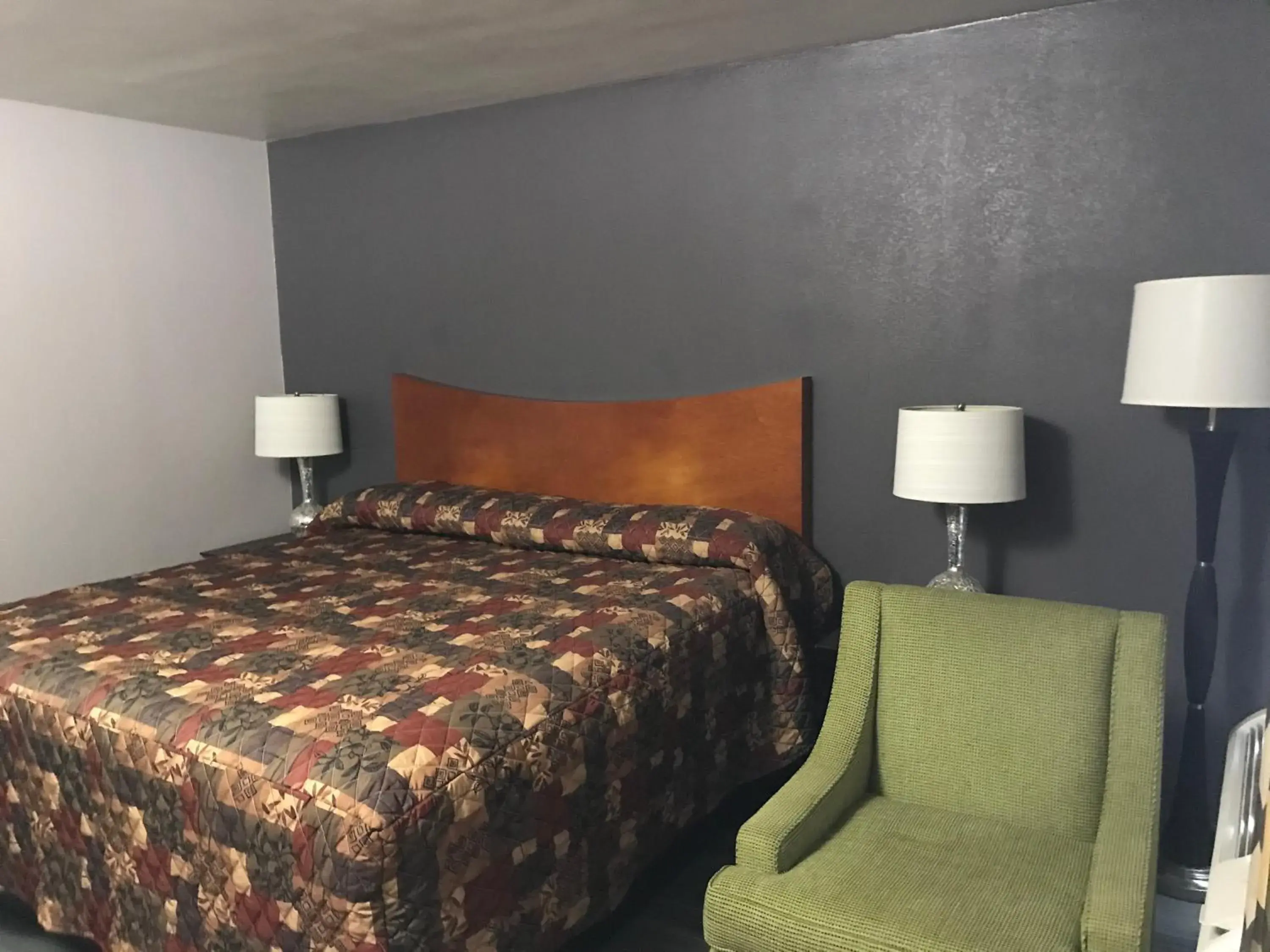Bed in Budget Inn & Suites