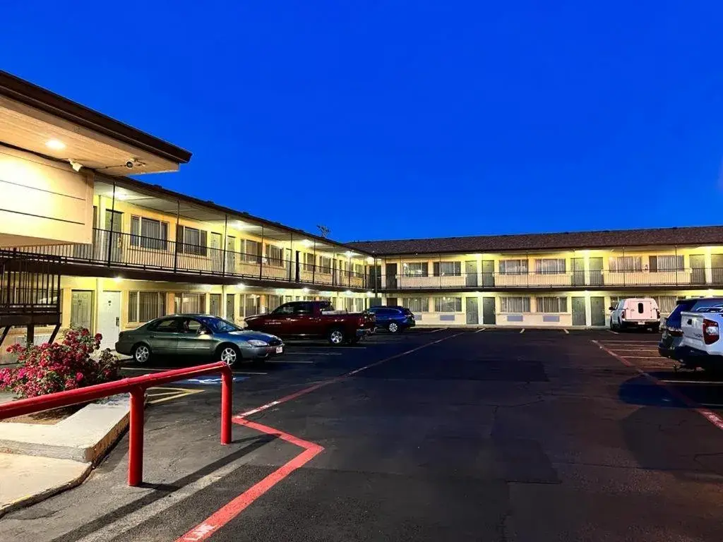 Property Building in Budget Inn & Suites