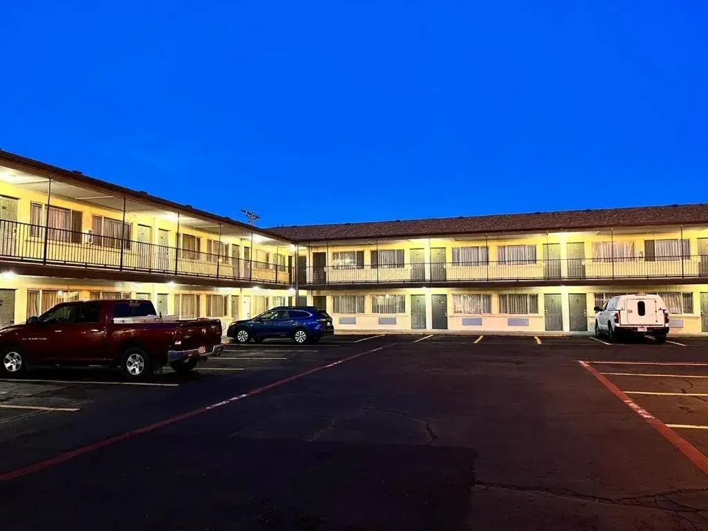 Property Building in Budget Inn & Suites