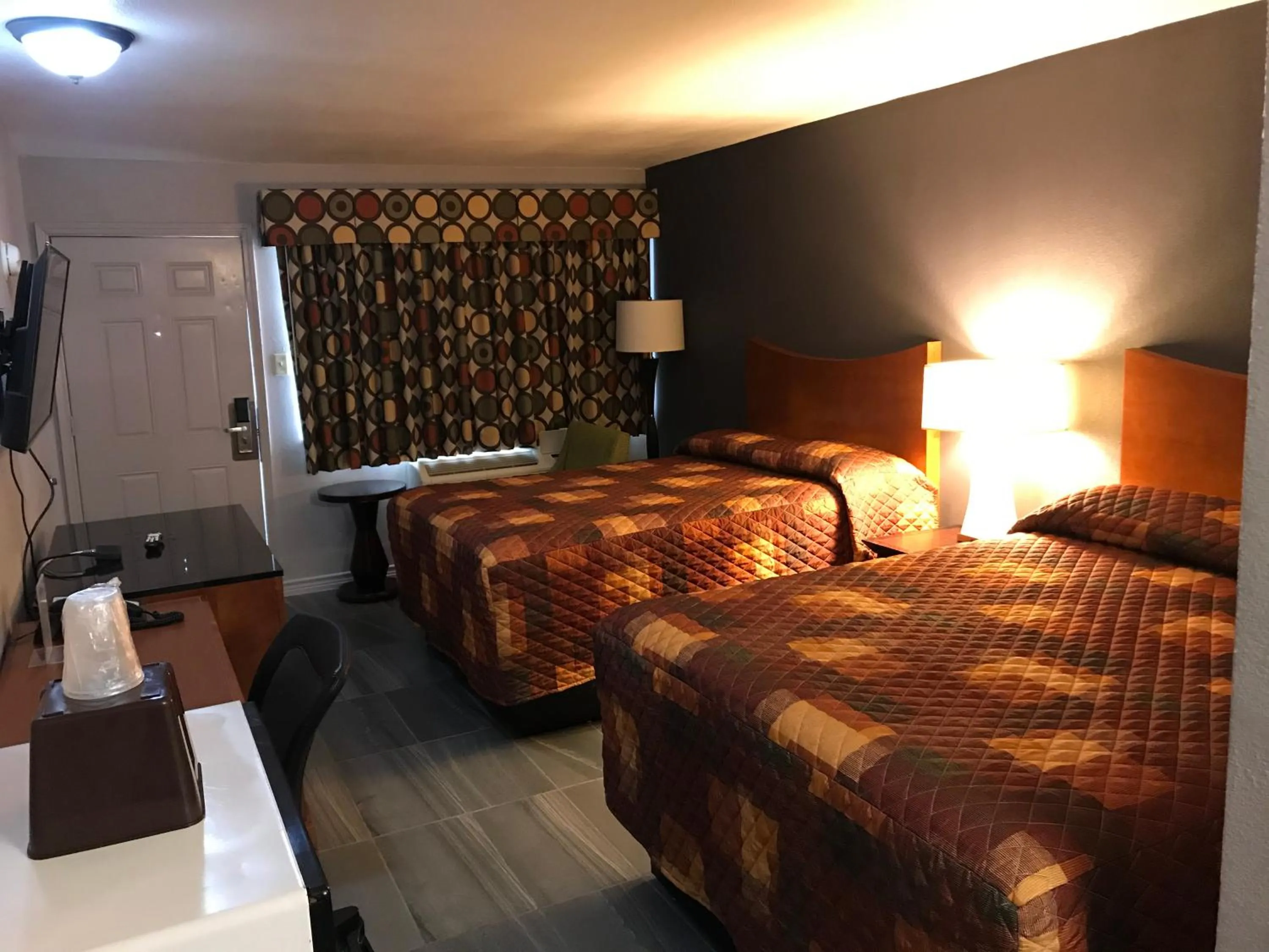 Bed in Budget Inn & Suites