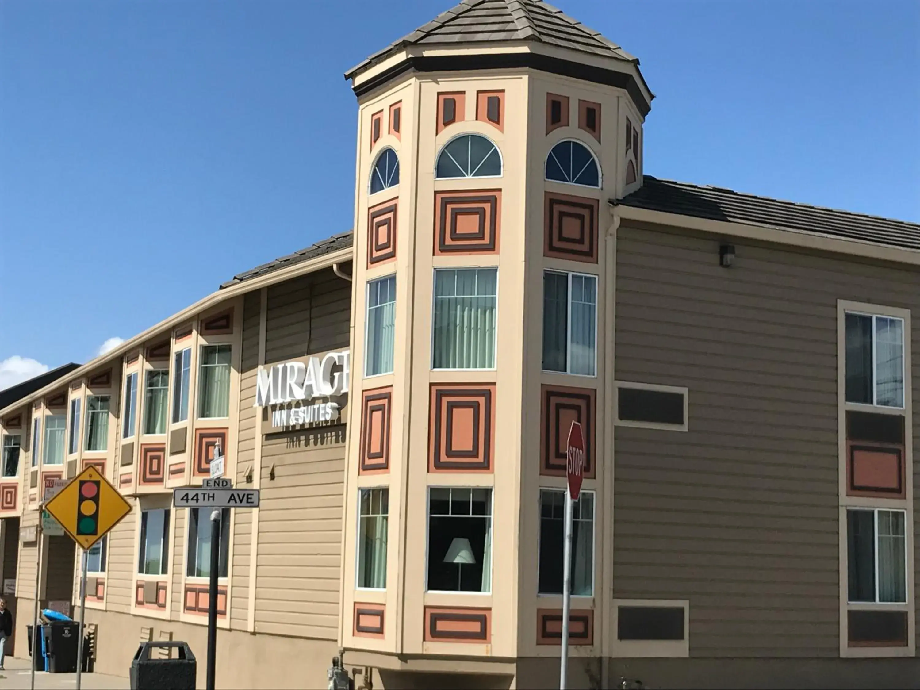 Property building in Mirage Inn & Suites Property building in Mirage Inn & Suites