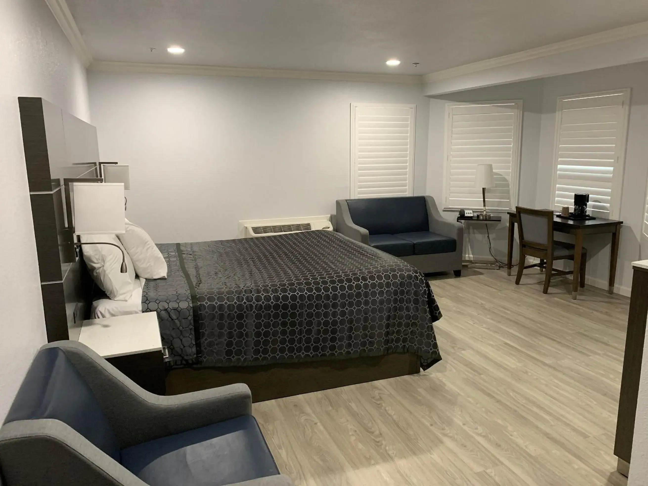 Bed in Mirage Inn & Suites Bed in Mirage Inn & Suites