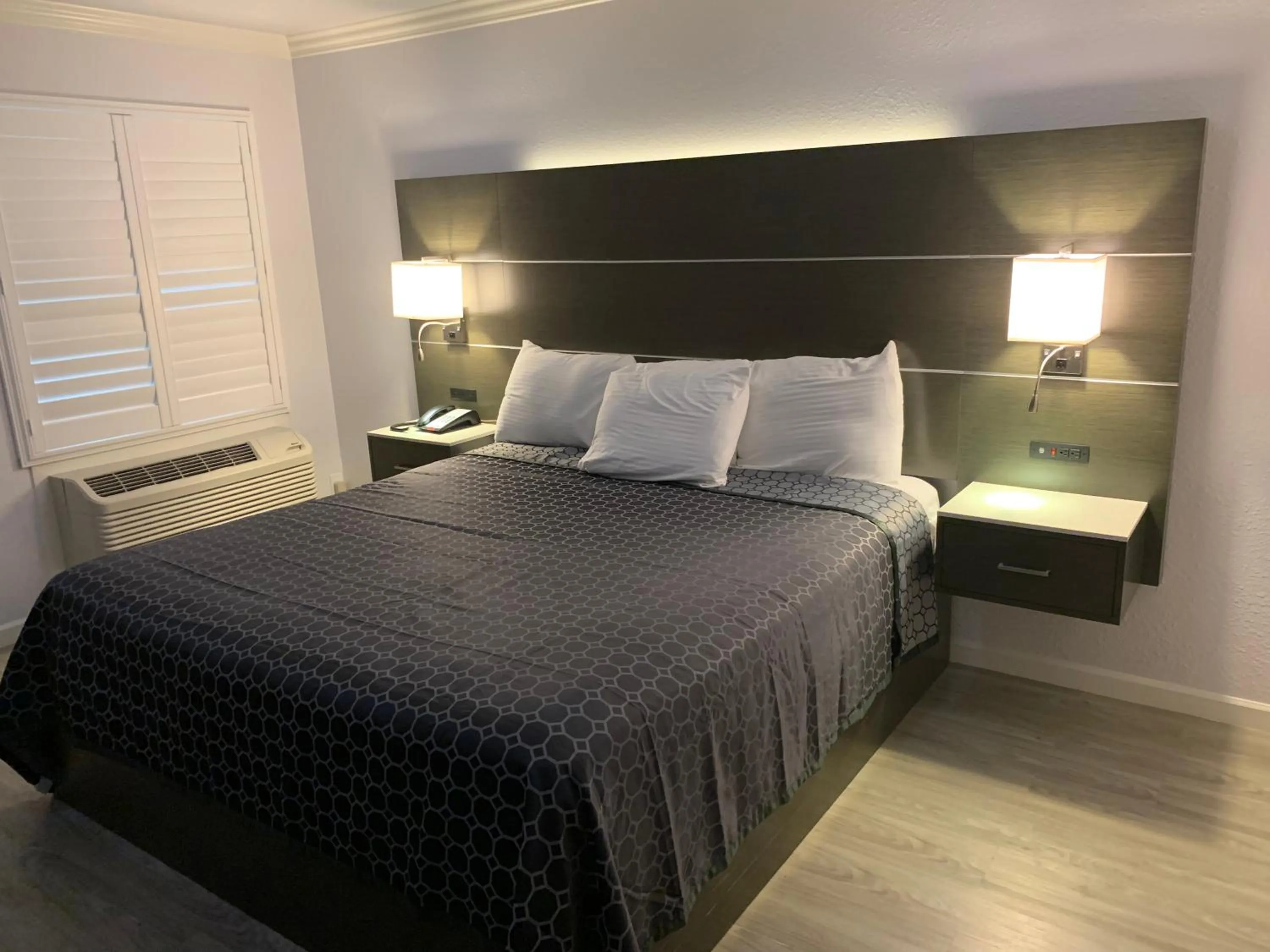 Bed in Mirage Inn & Suites