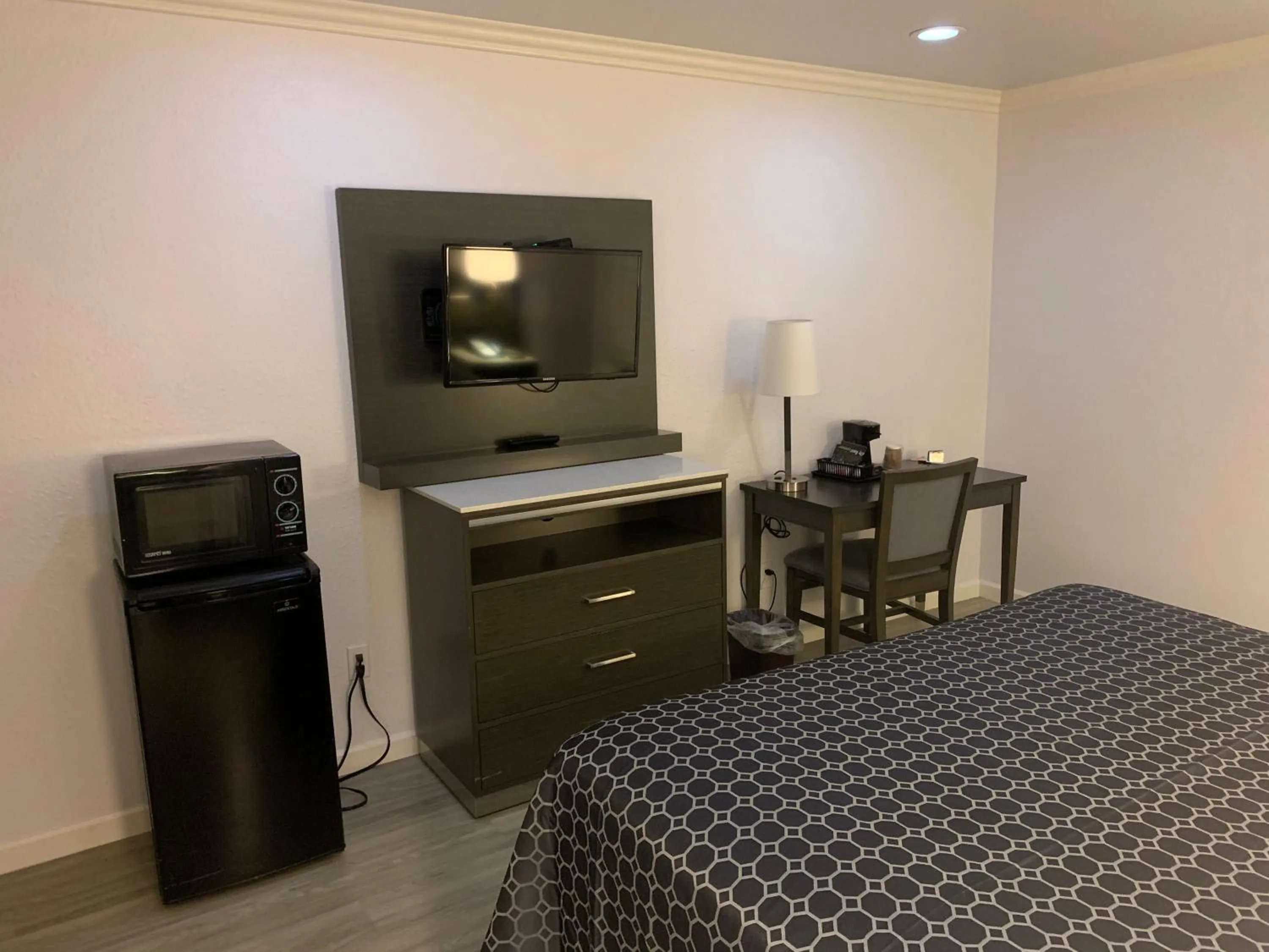 Bed in Mirage Inn & Suites