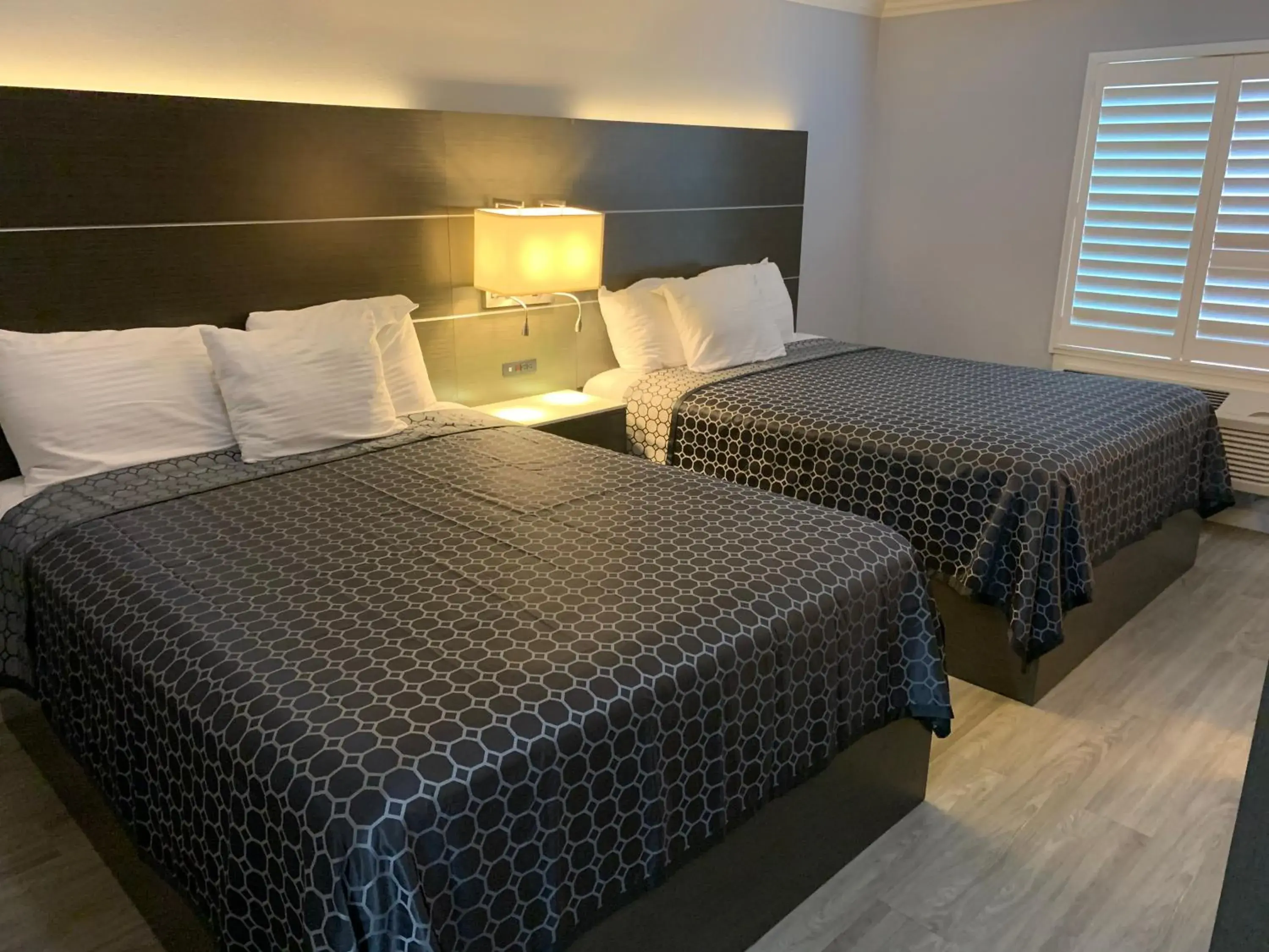 Bed in Mirage Inn & Suites Bed in Mirage Inn & Suites