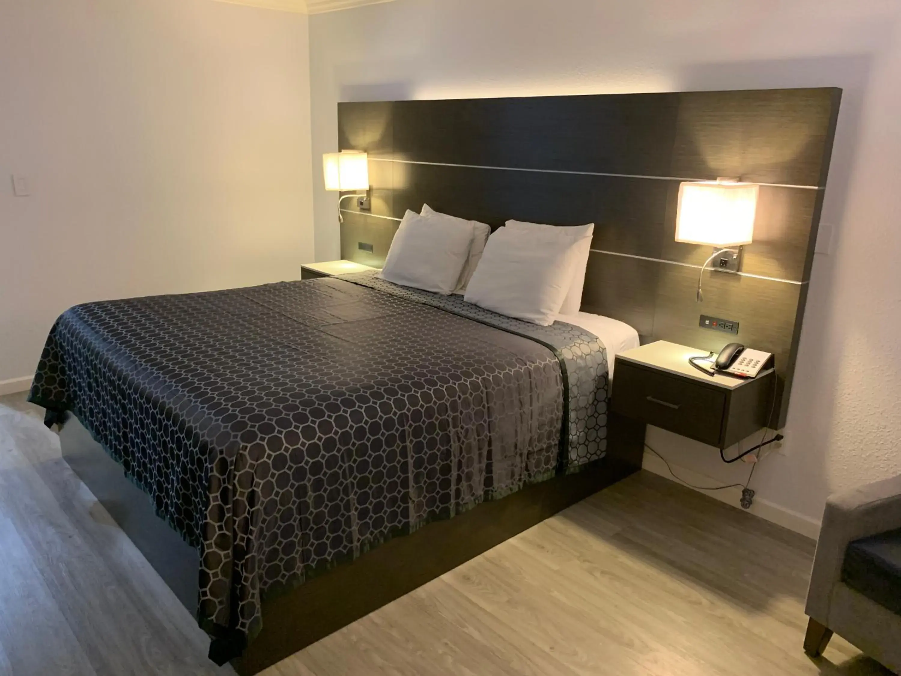 Bed in Mirage Inn & Suites Bed in Mirage Inn & Suites