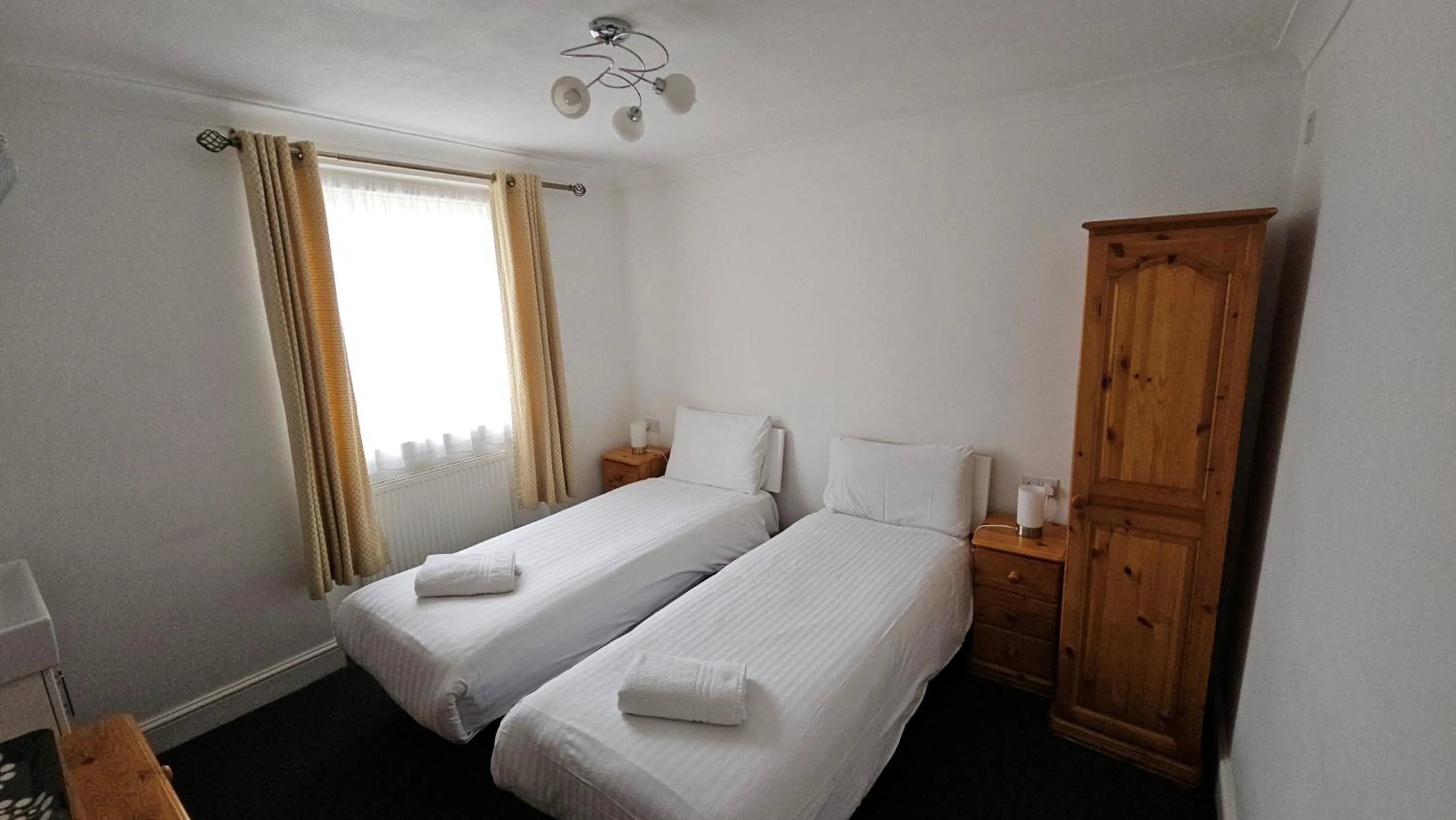 Basic Twin Room – Shared Bathroom Facilities in Hotel Meridiana