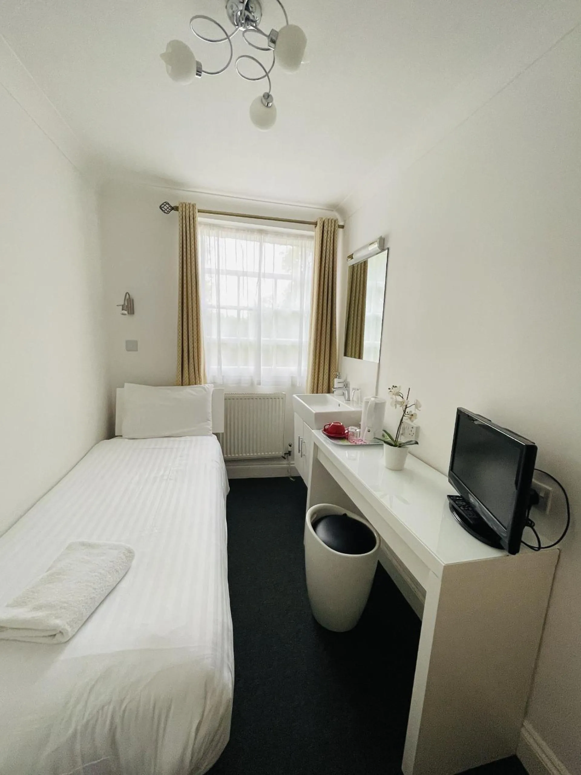 Basic Single Room – Shared Bathroom Facilities in Hotel Meridiana