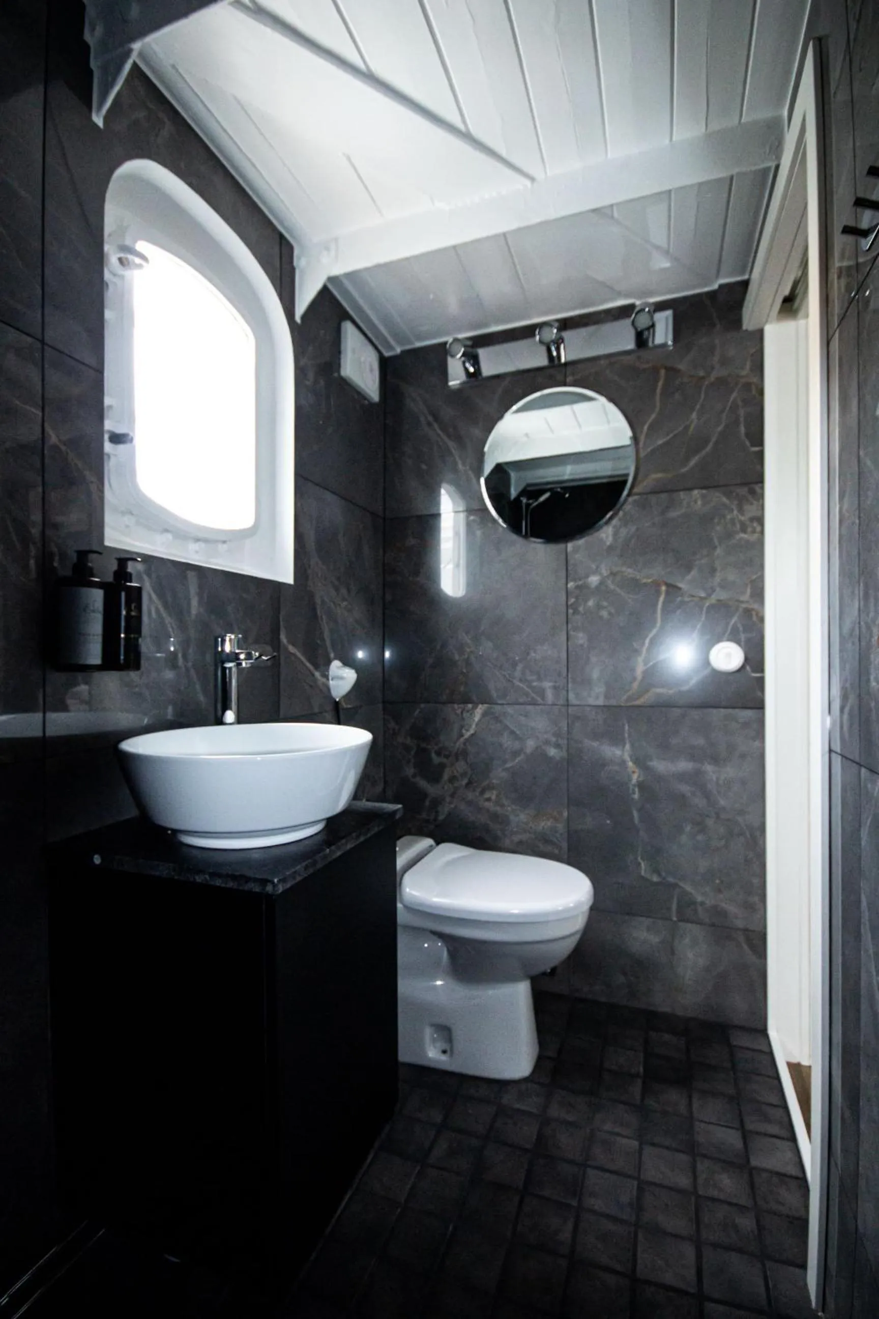 Shower in Mälardrottningen Yacht Hotel