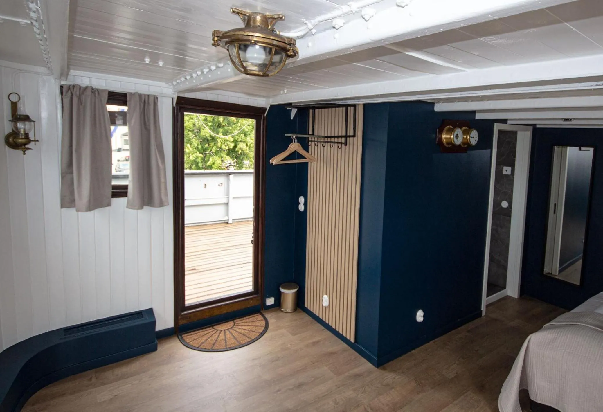 Photo of the whole room, Bed in Mälardrottningen Yacht Hotel