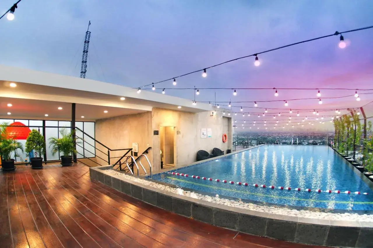 Swimming pool in Aviary Bintaro Swimming pool in Aviary Bintaro