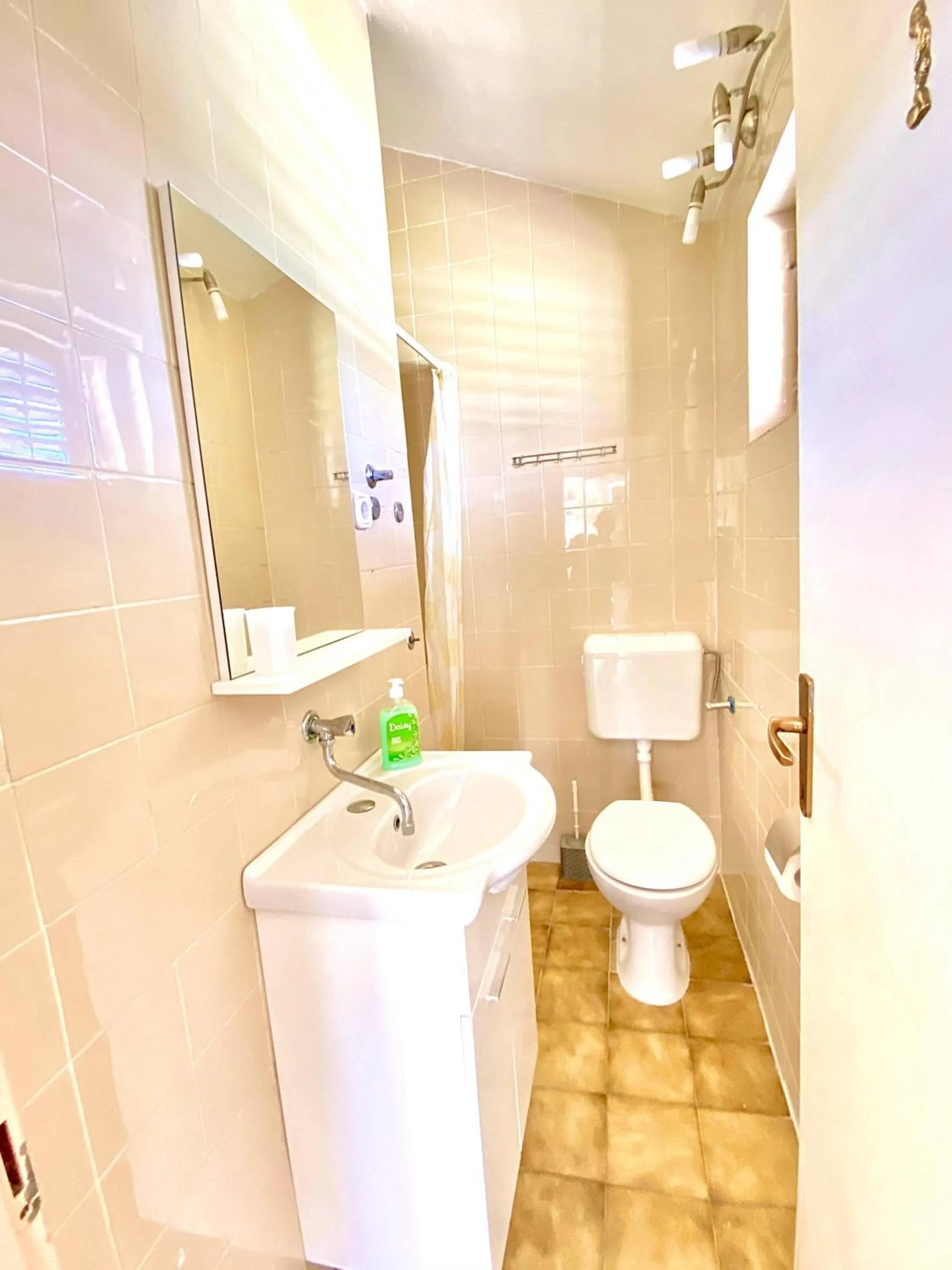 Bathroom in Dragan's Den Hostel