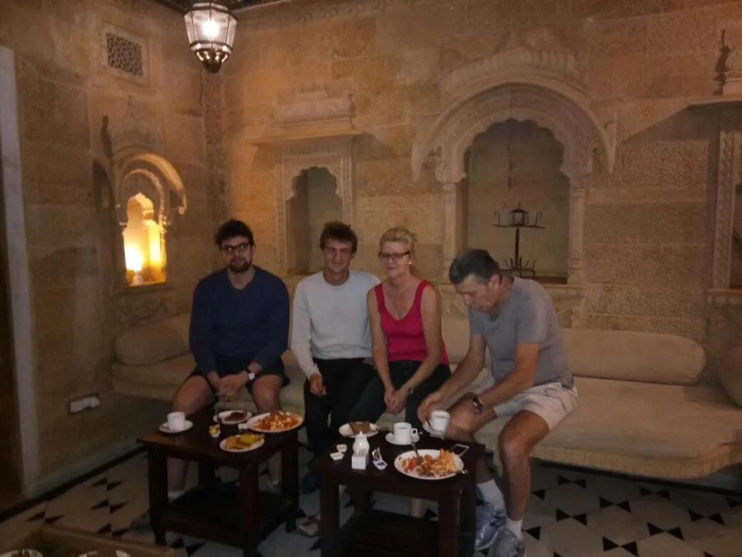 Restaurant/places to eat in Fort Villa