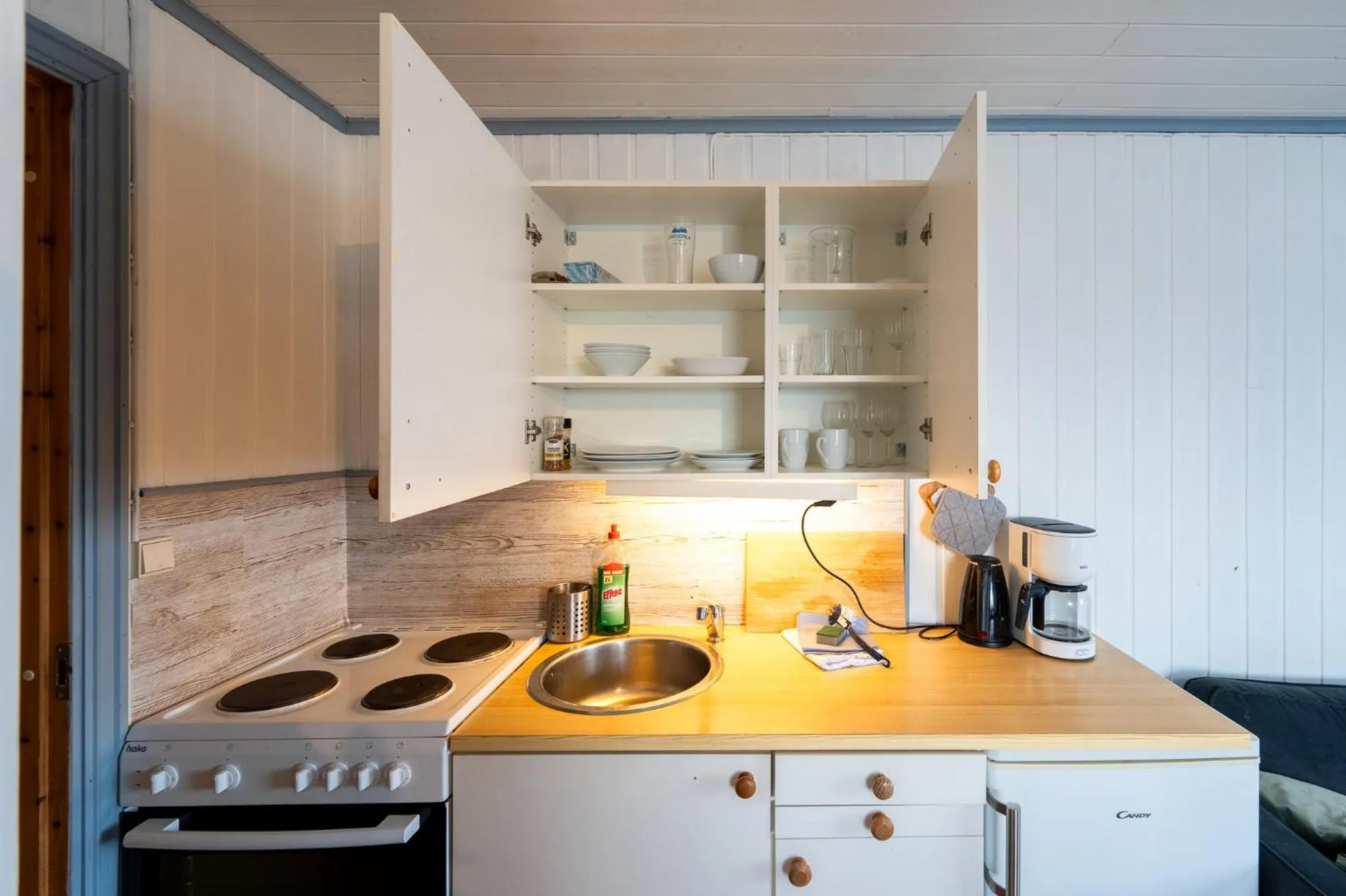 Coffee/tea facilities in Lydersen Rorbuer Budget Hostel & Private Apartments