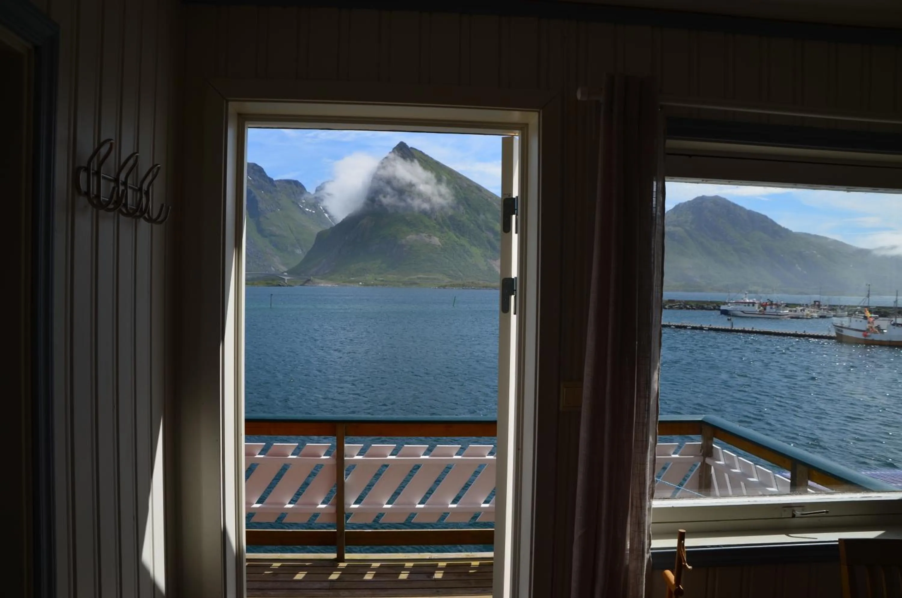 Day in Lydersen Rorbuer Budget Hostel & Private Apartments