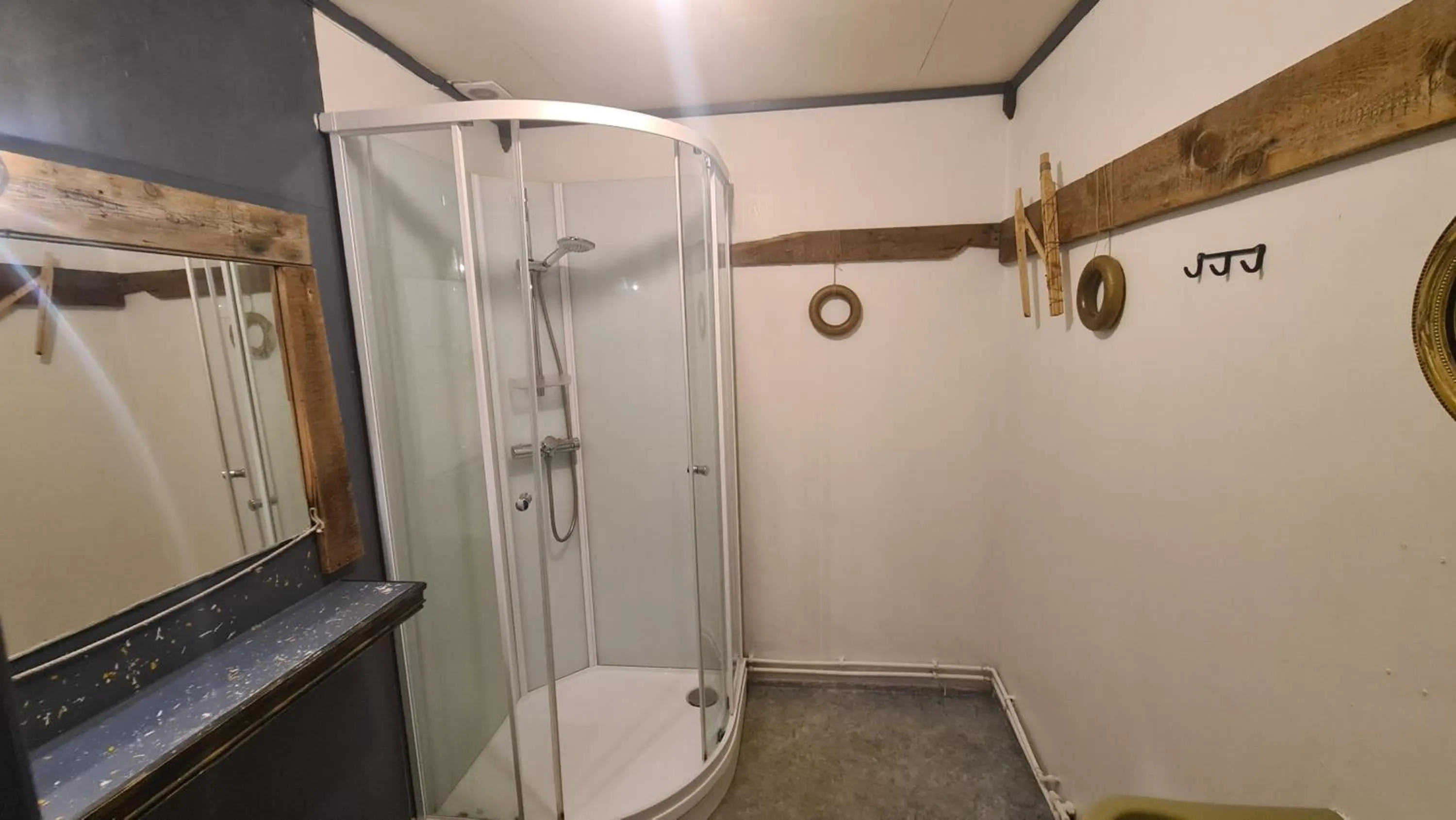 Shower in Lydersen Rorbuer Budget Hostel & Private Apartments