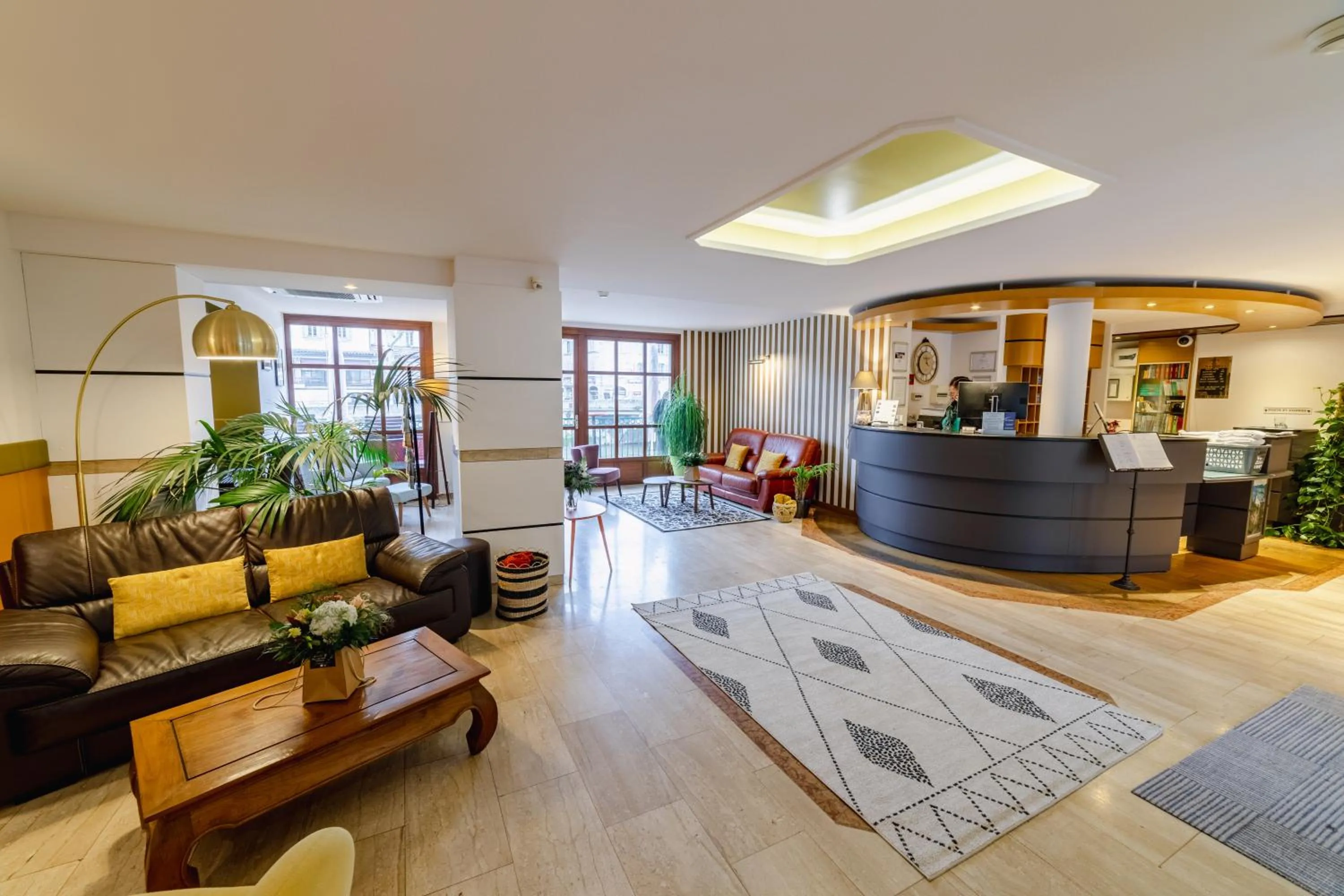 Lobby or reception in Best Western Le Pont d'Or