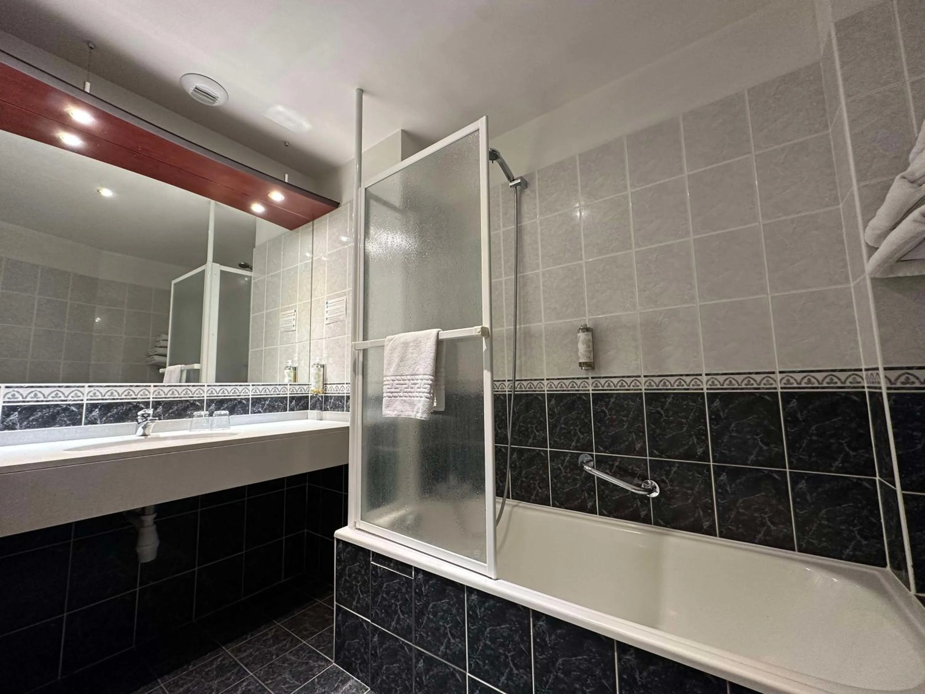 Bathroom in Best Western Le Pont d'Or