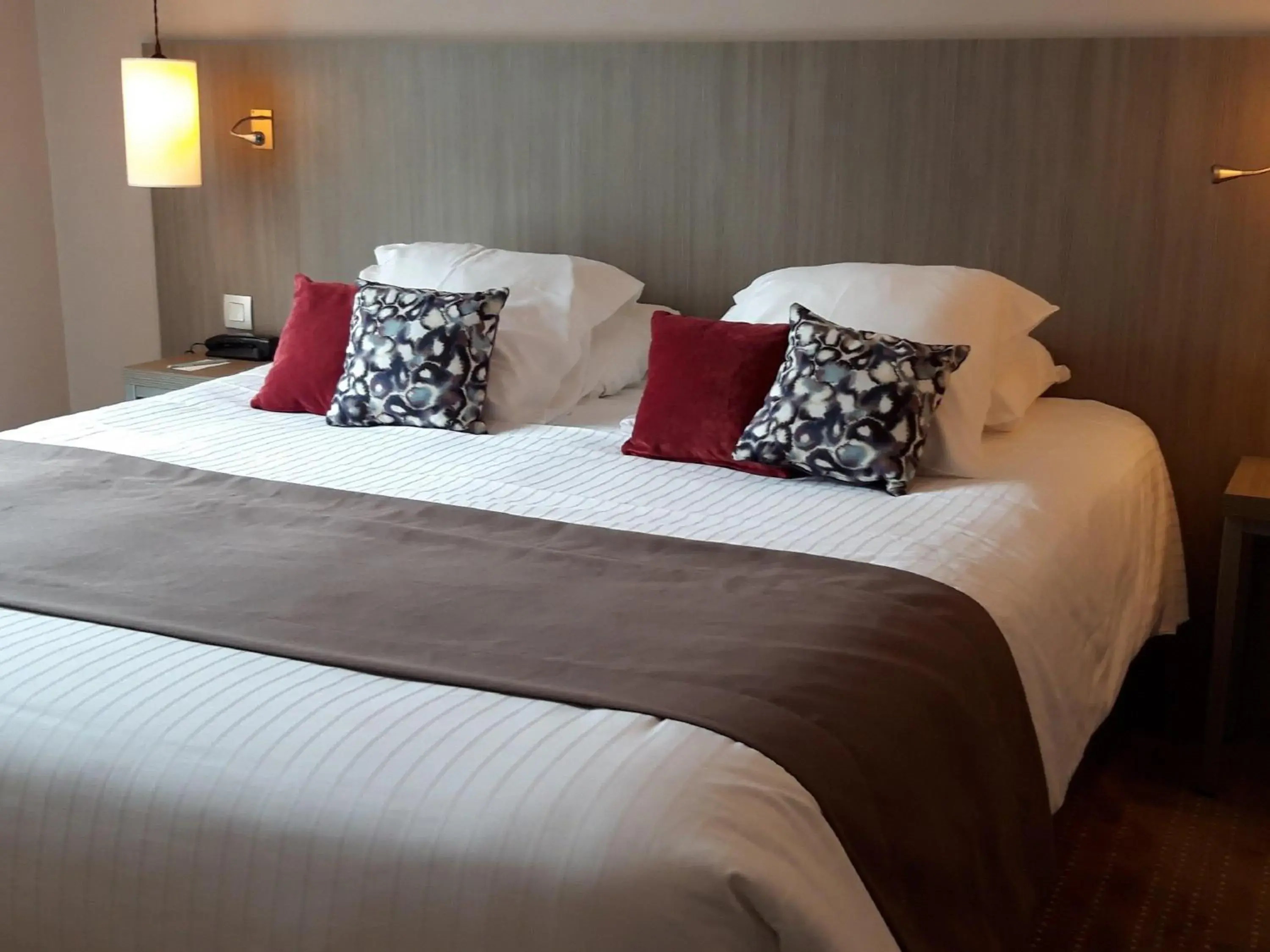 Property building, Bed in Mercure Dinan Port Le Jerzual Property building, Bed in Mercure Dinan Port Le Jerzual