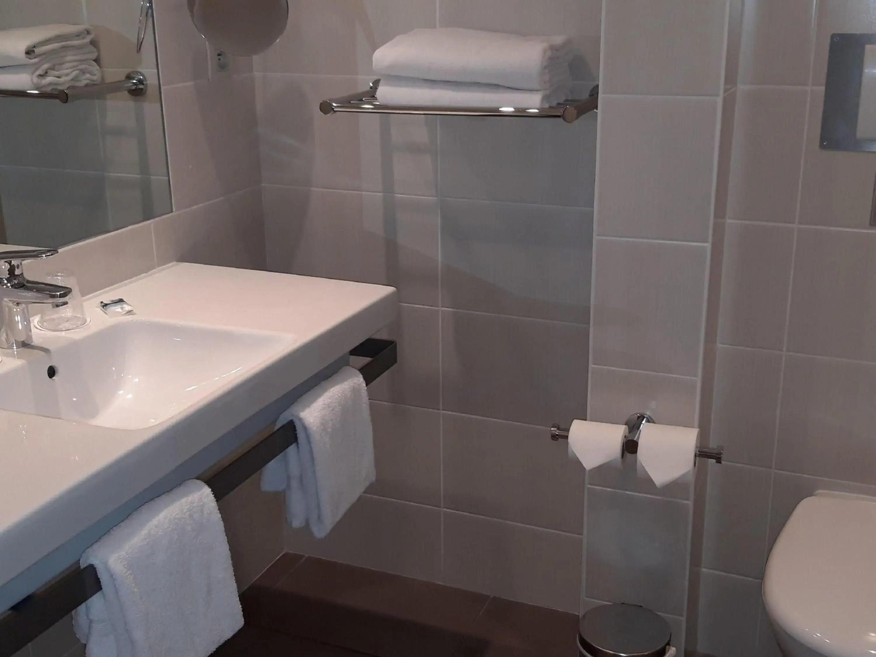 Bedroom in Mercure Dinan Port Le Jerzual Bedroom in Mercure Dinan Port Le Jerzual