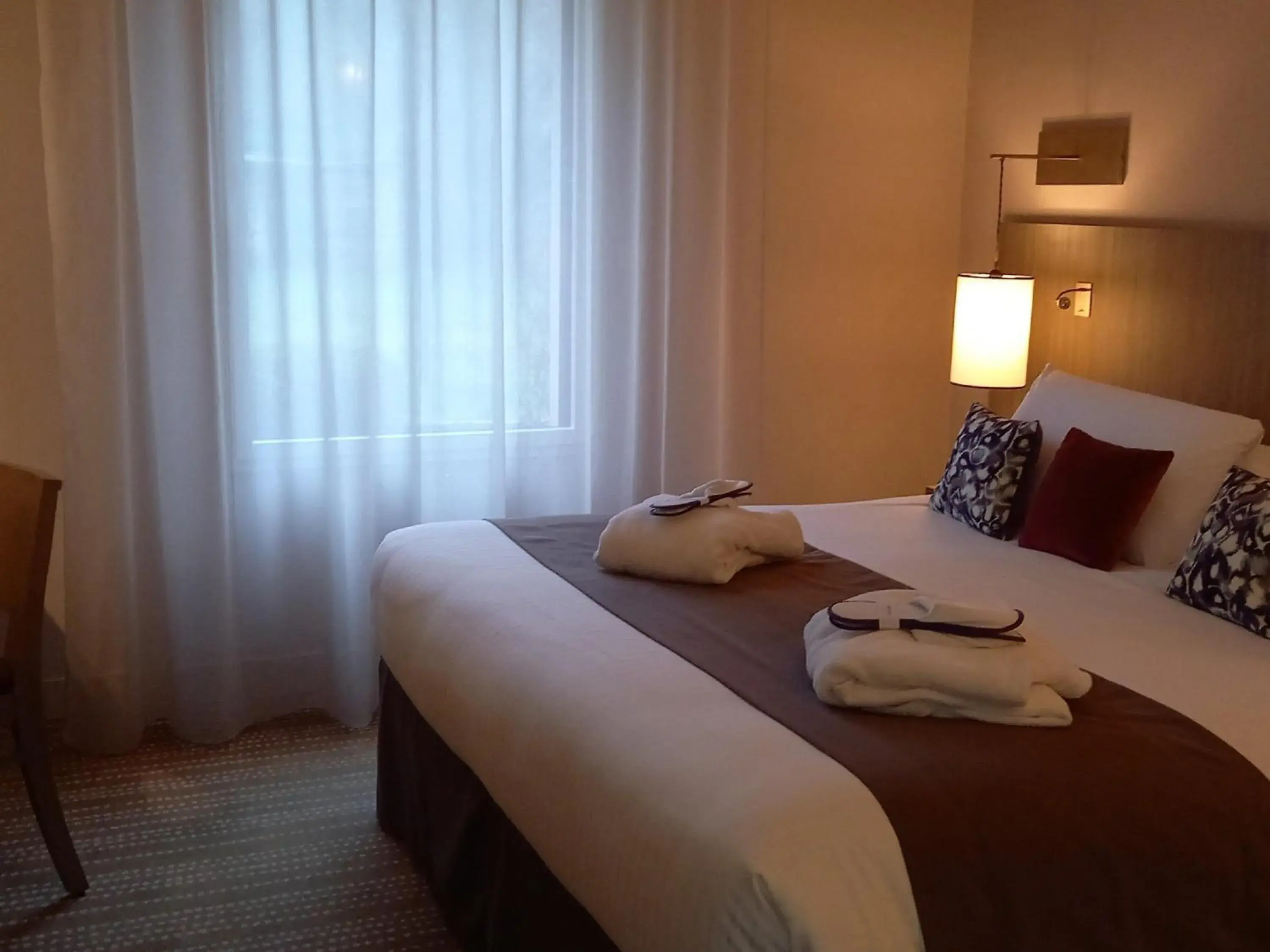 Bedroom, Bed in Mercure Dinan Port Le Jerzual Bedroom, Bed in Mercure Dinan Port Le Jerzual