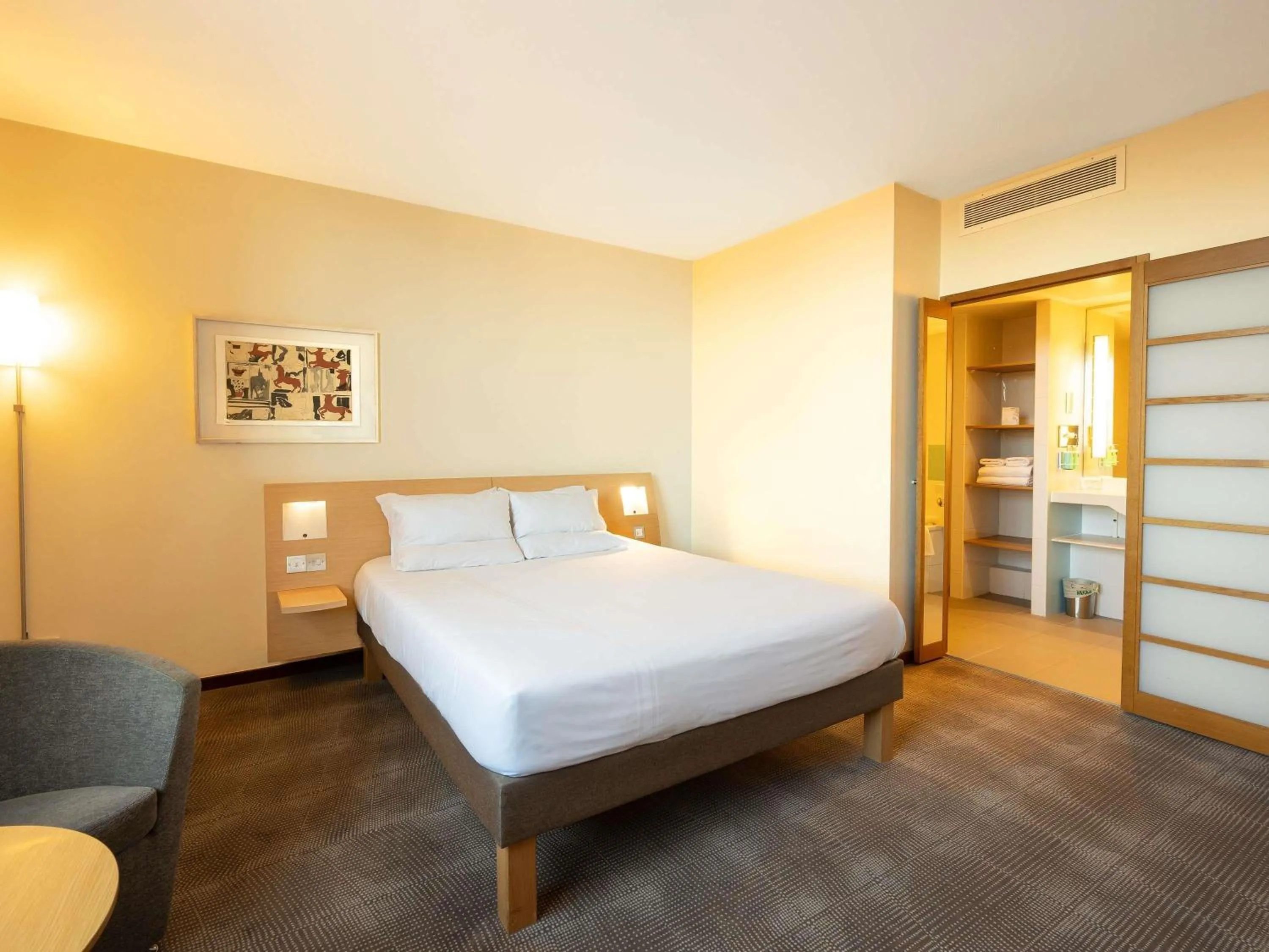 Bedroom, Bed in Novotel Cardiff Centre