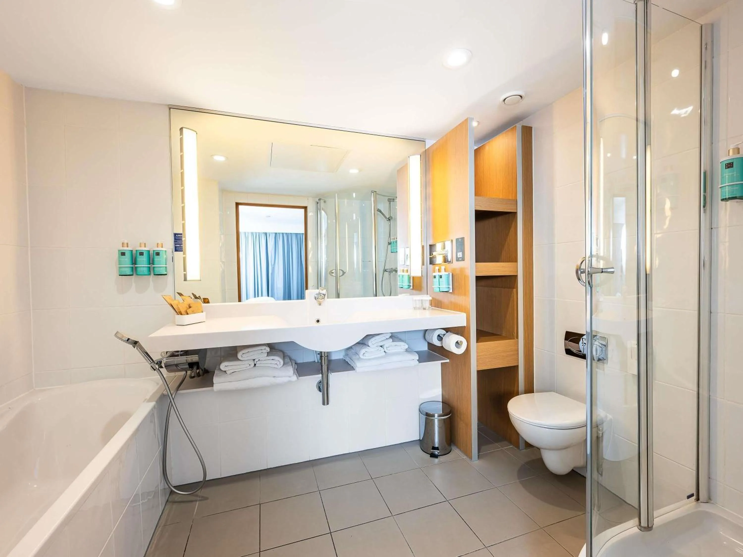 Photo of the whole room in Novotel Cardiff Centre