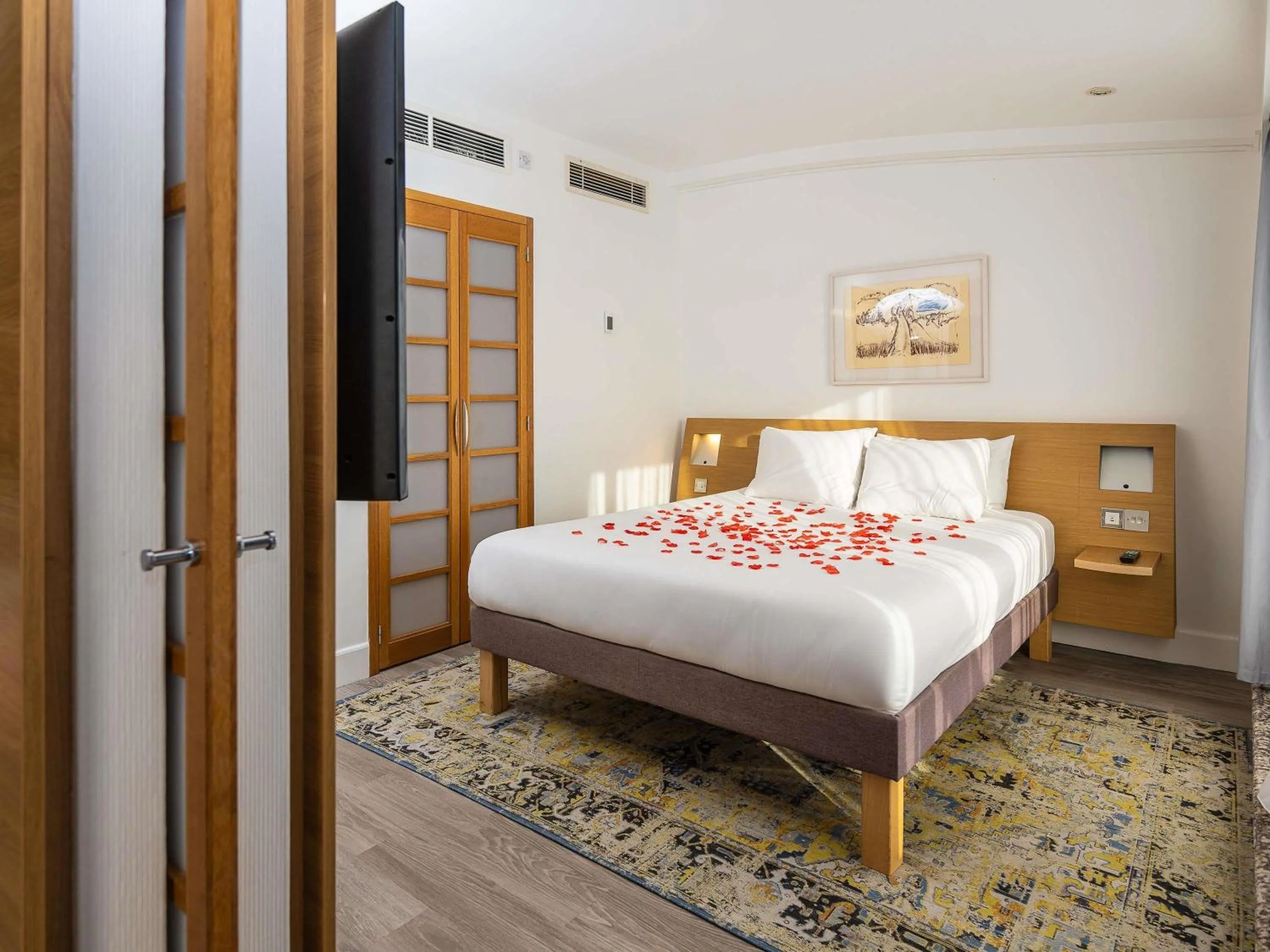 Bedroom, Bed in Novotel Cardiff Centre