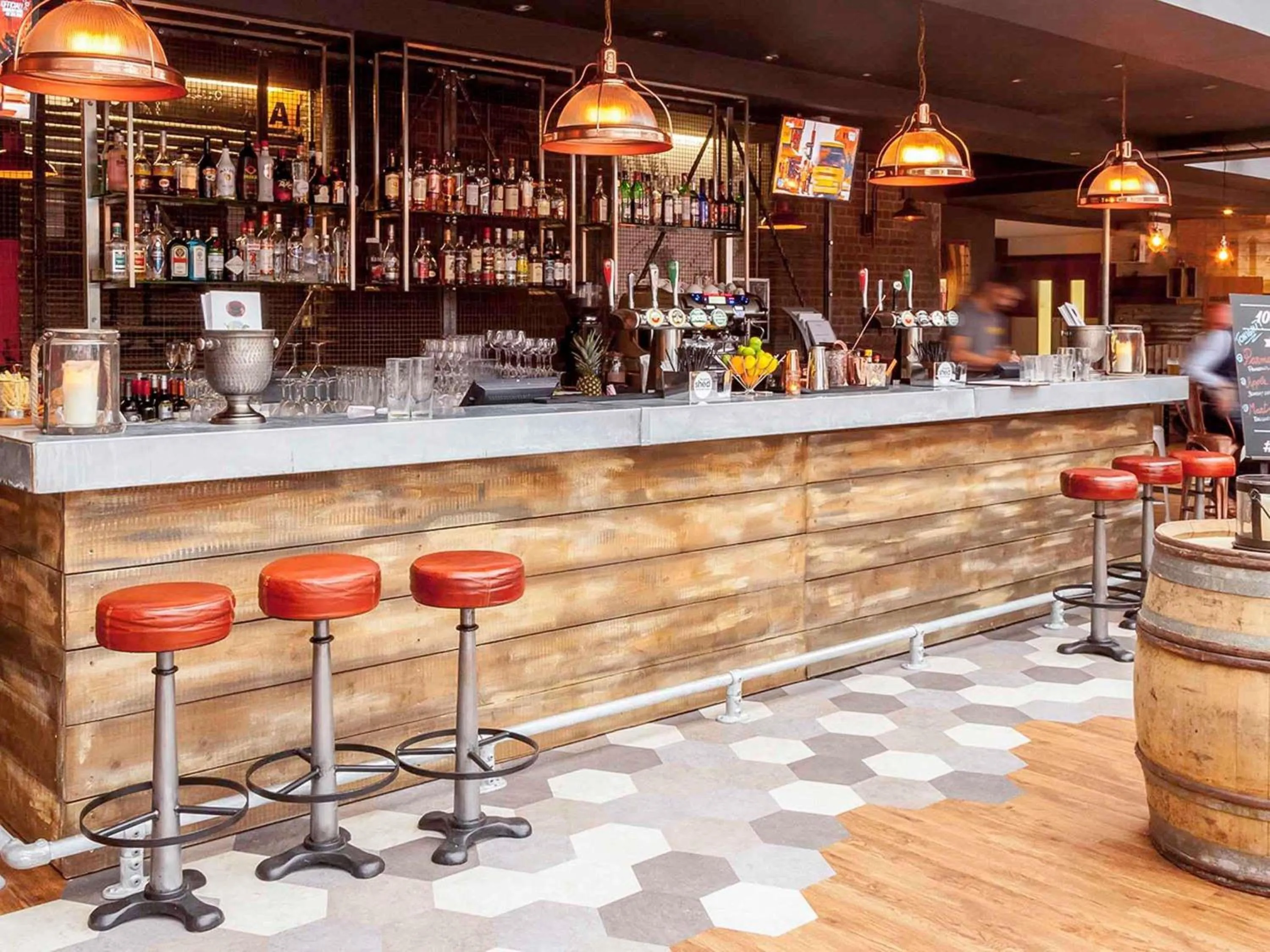 Lounge or bar in Novotel Cardiff Centre