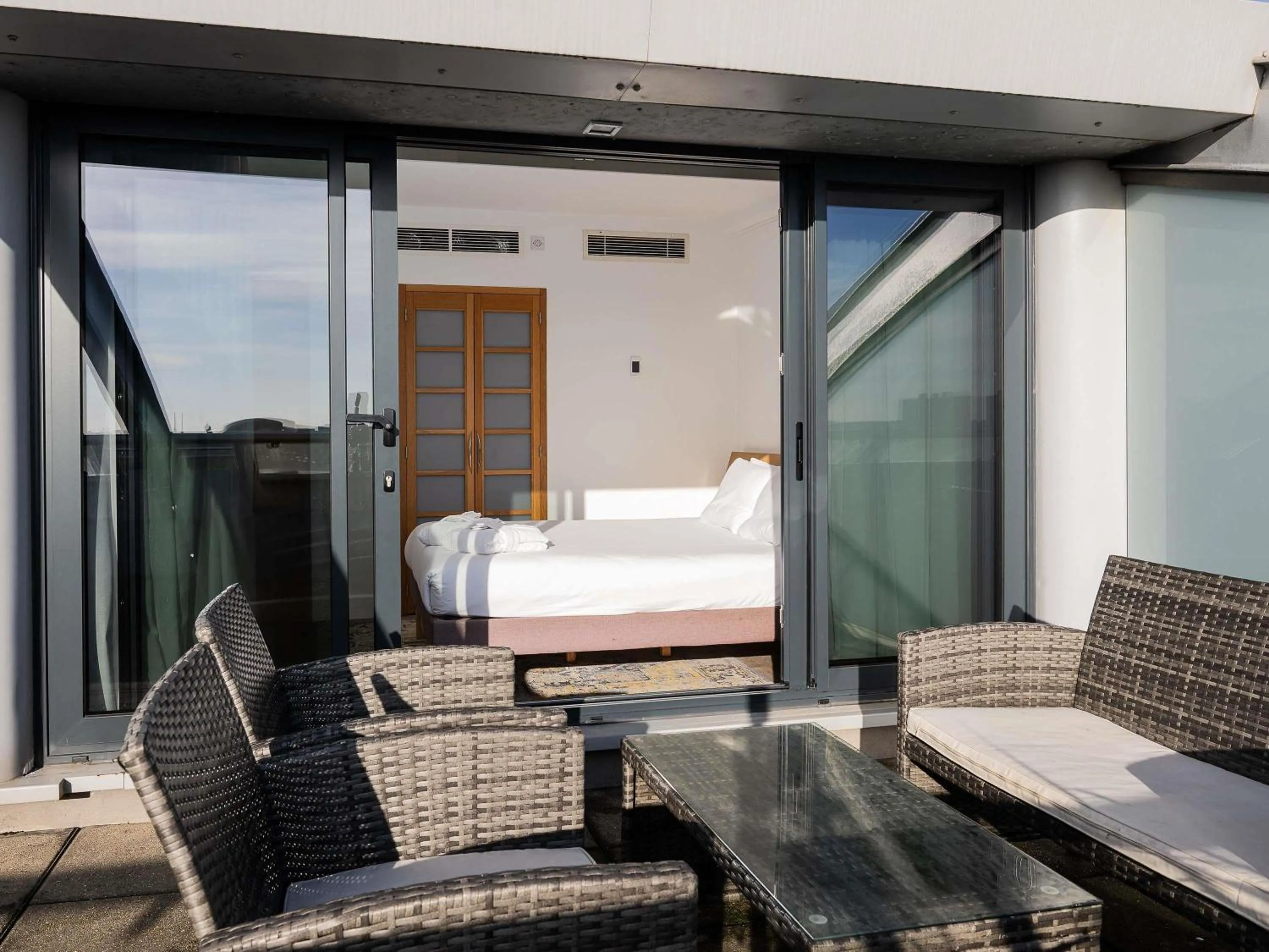 Photo of the whole room in Novotel Cardiff Centre