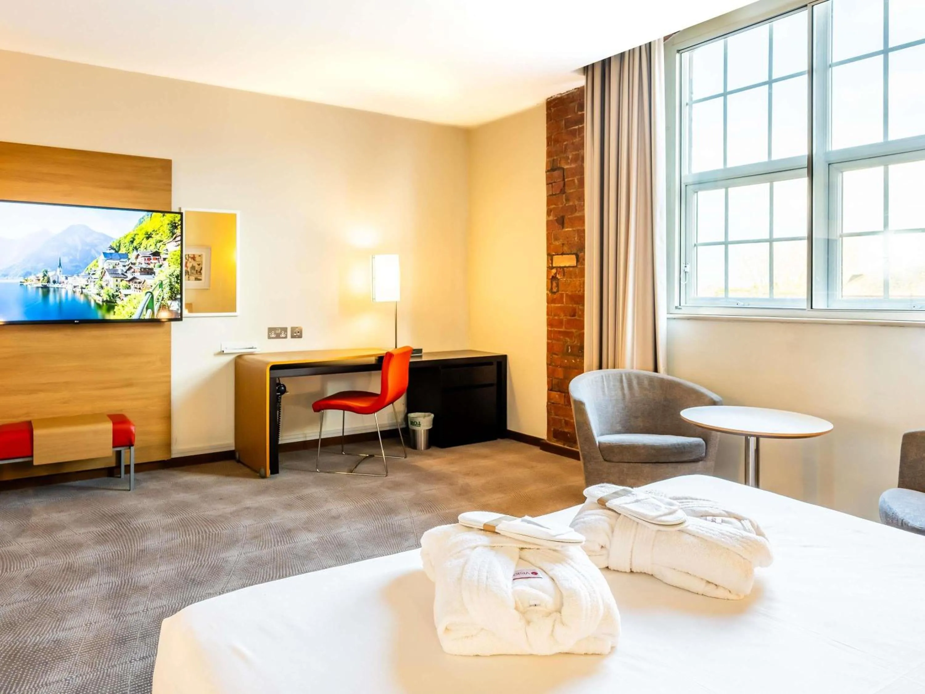 Bedroom, Bed in Novotel Cardiff Centre